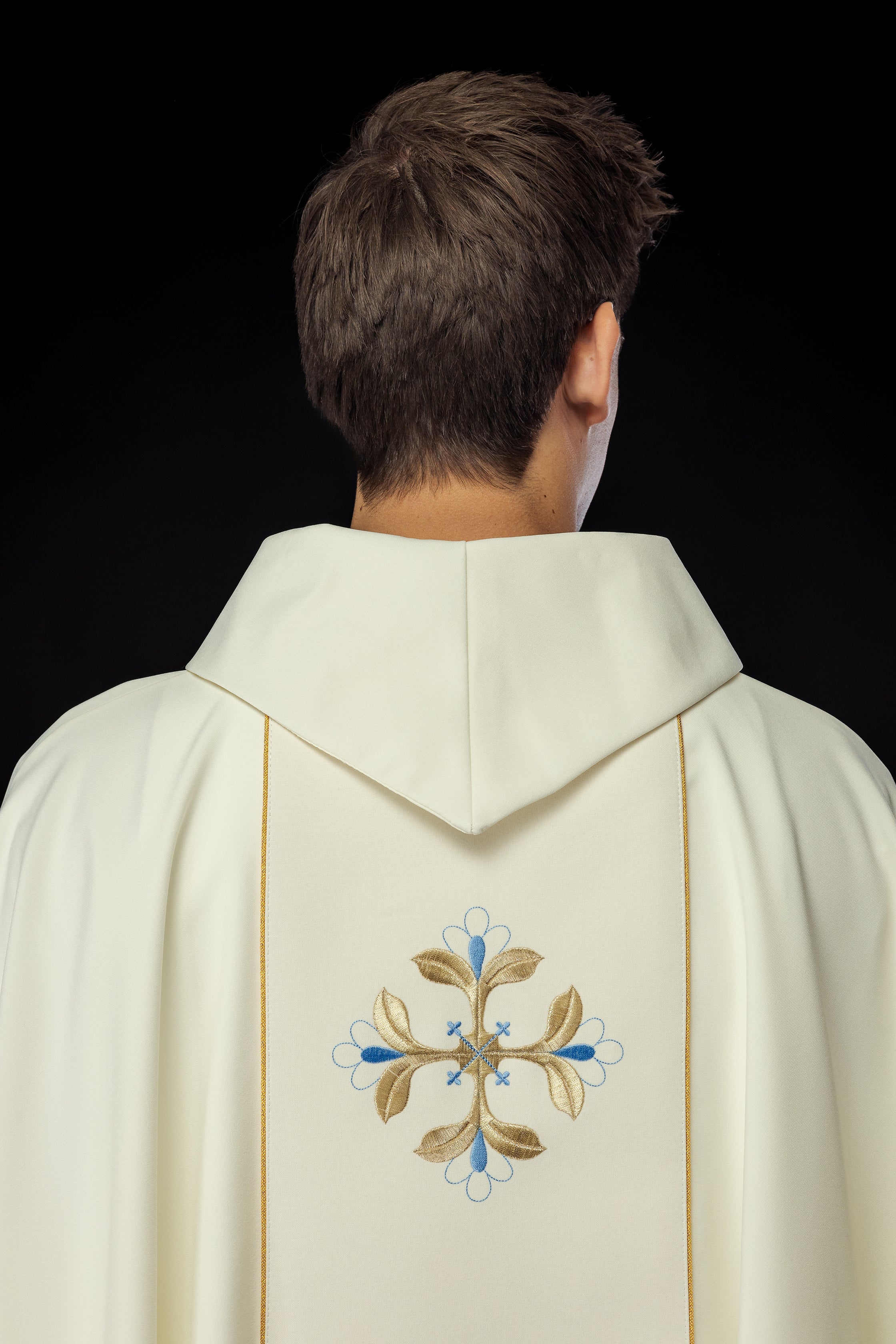 Chasuble brodée avec l'image de la Vierge Marie et de l'Enfant