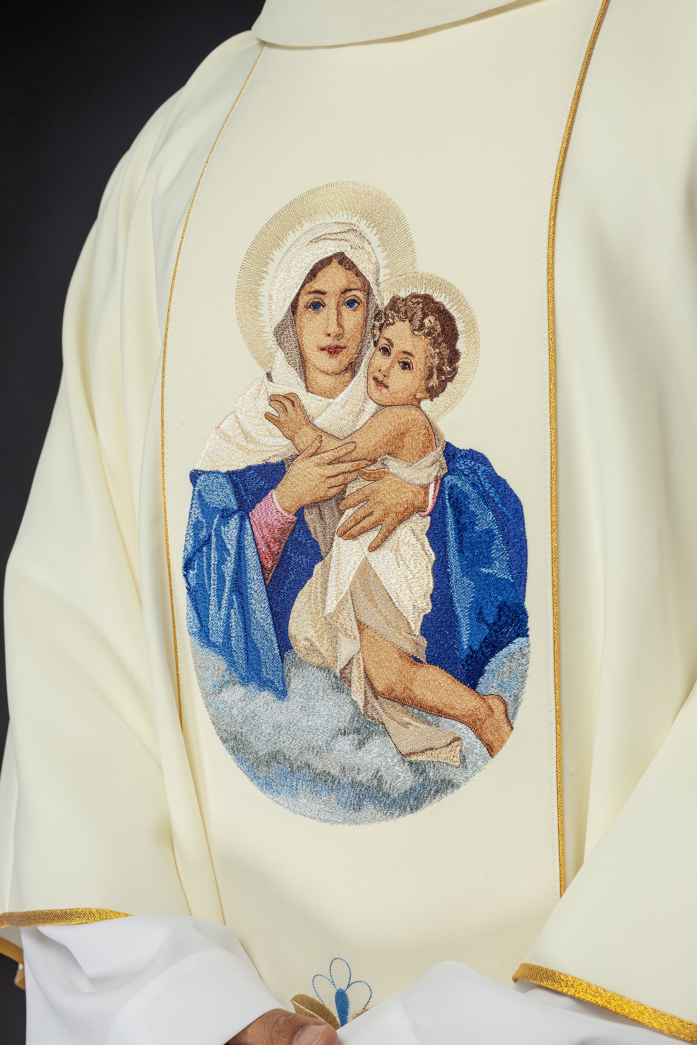 Chasuble brodée avec l'image de la Vierge Marie et de l'Enfant