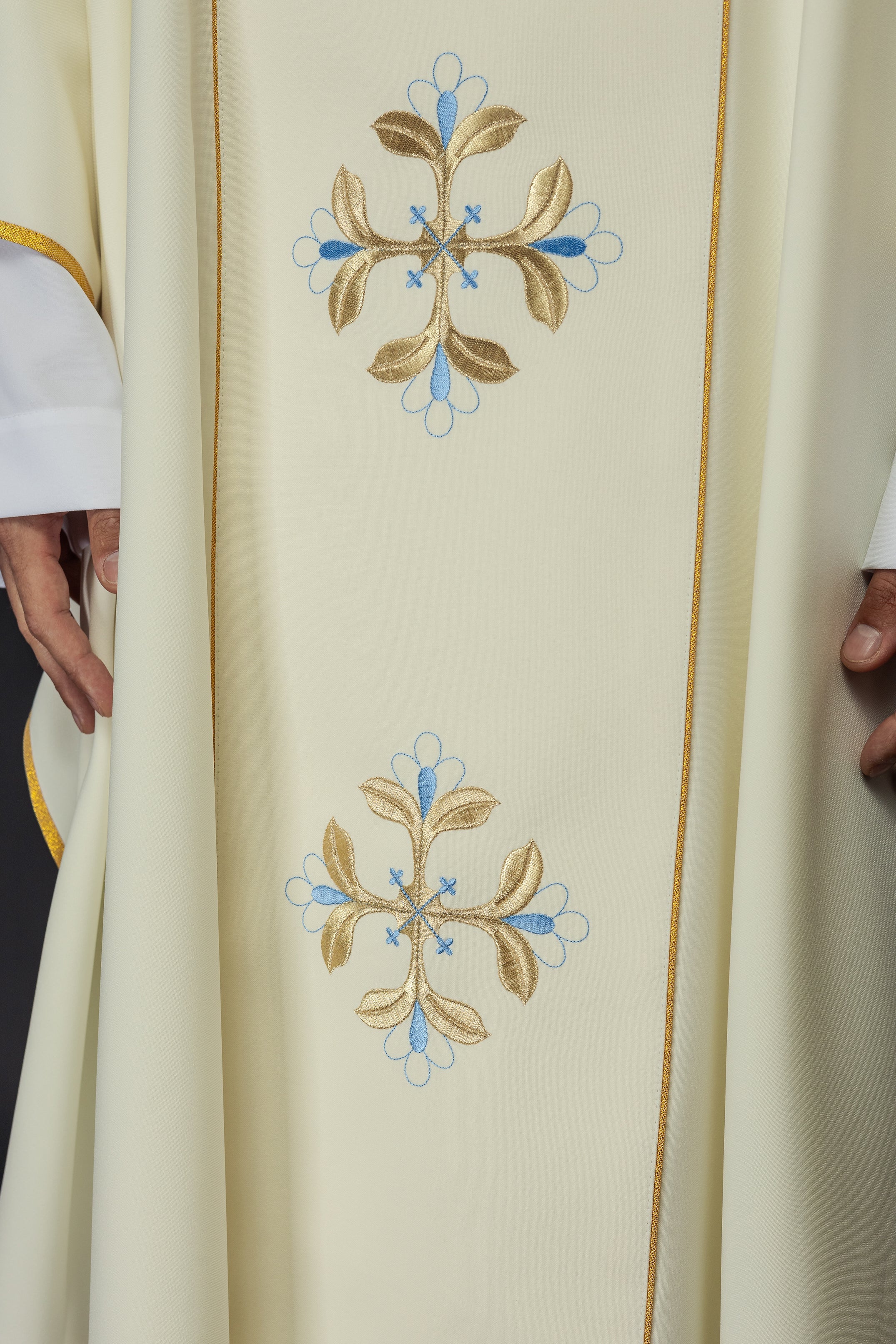 Chasuble brodée avec l'image de la Vierge Marie et de l'Enfant