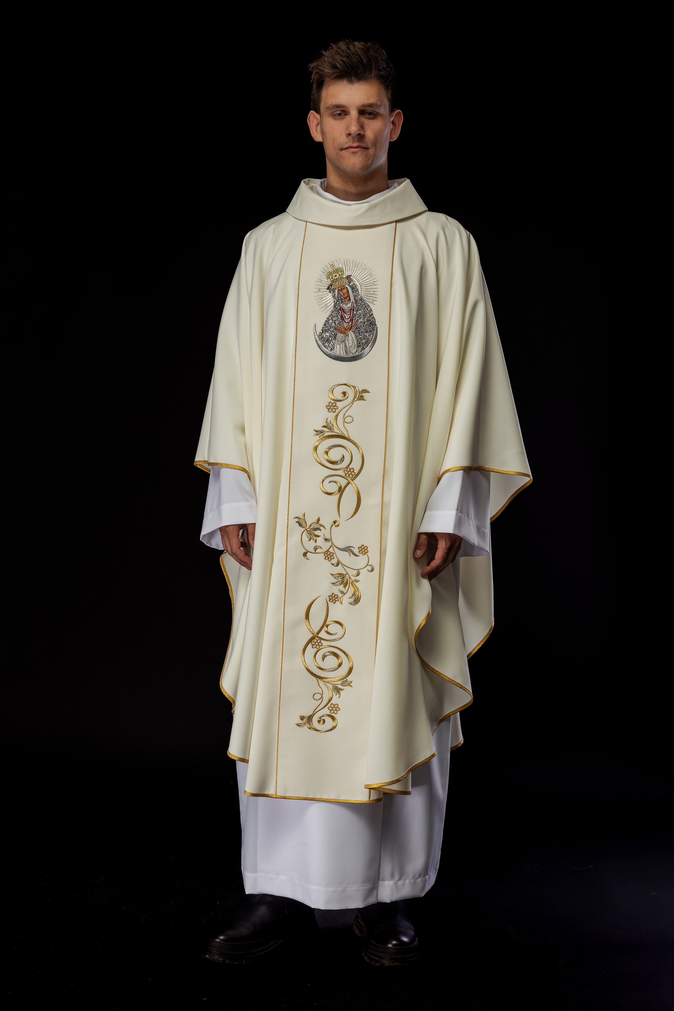 Chasuble brodée à l'effigie de Notre-Dame de la Porte de l'Aurore