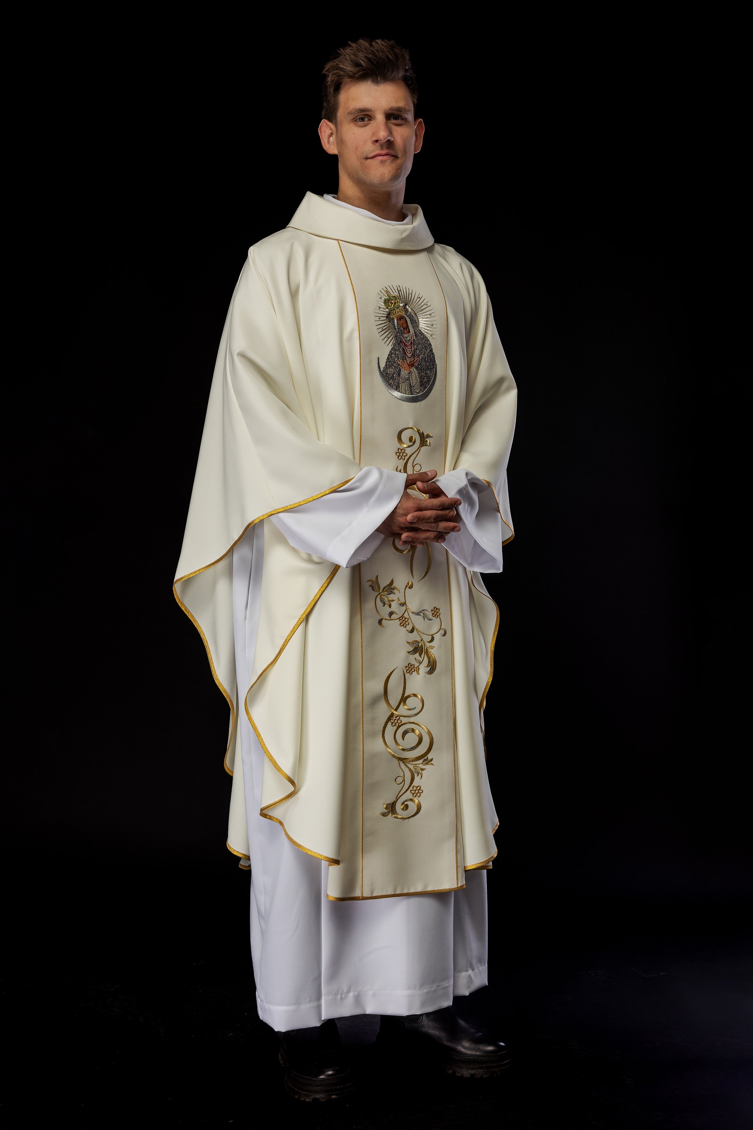 Chasuble brodée à l'effigie de Notre-Dame de la Porte de l'Aurore