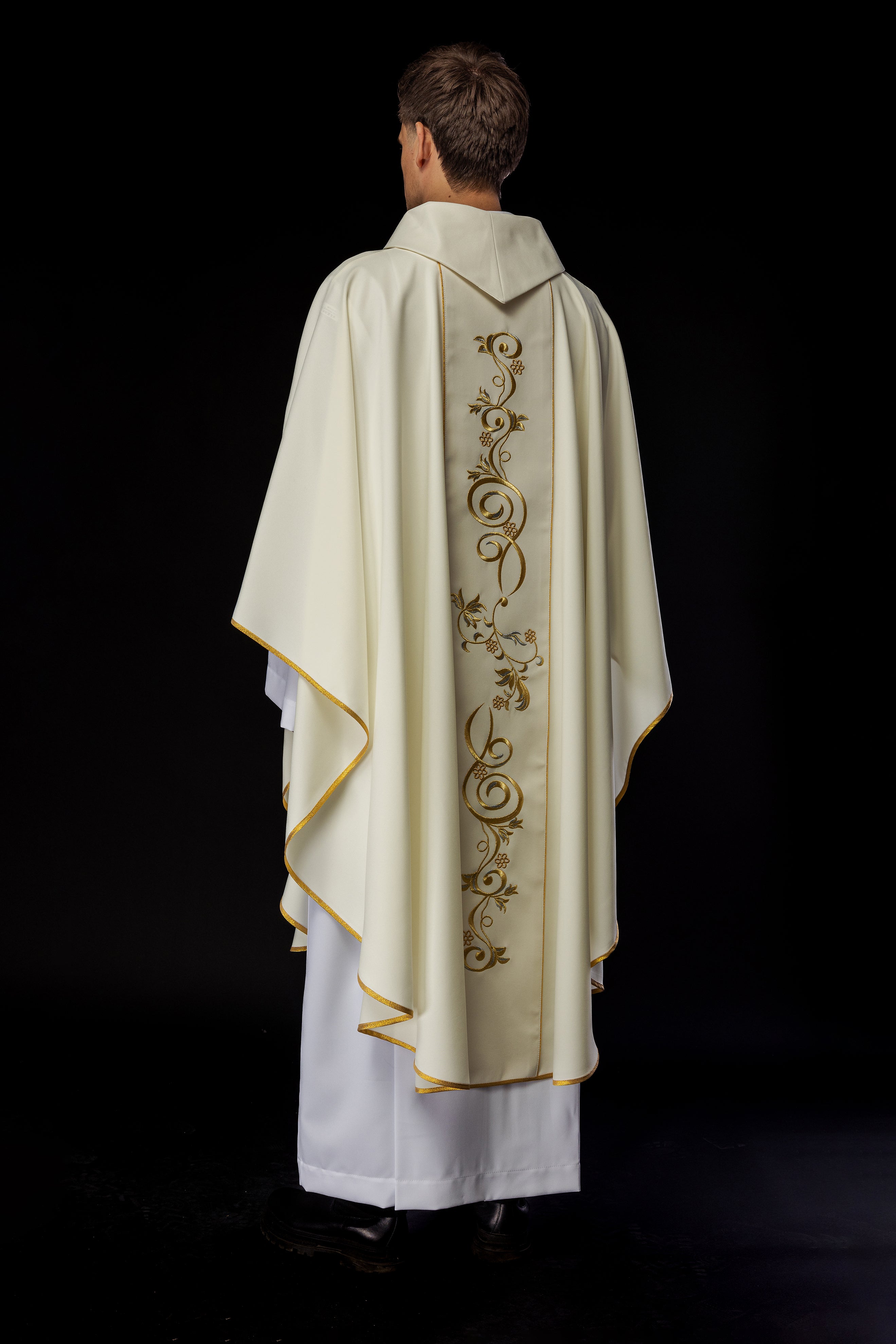 Chasuble brodée à l'effigie de Notre-Dame de la Porte de l'Aurore