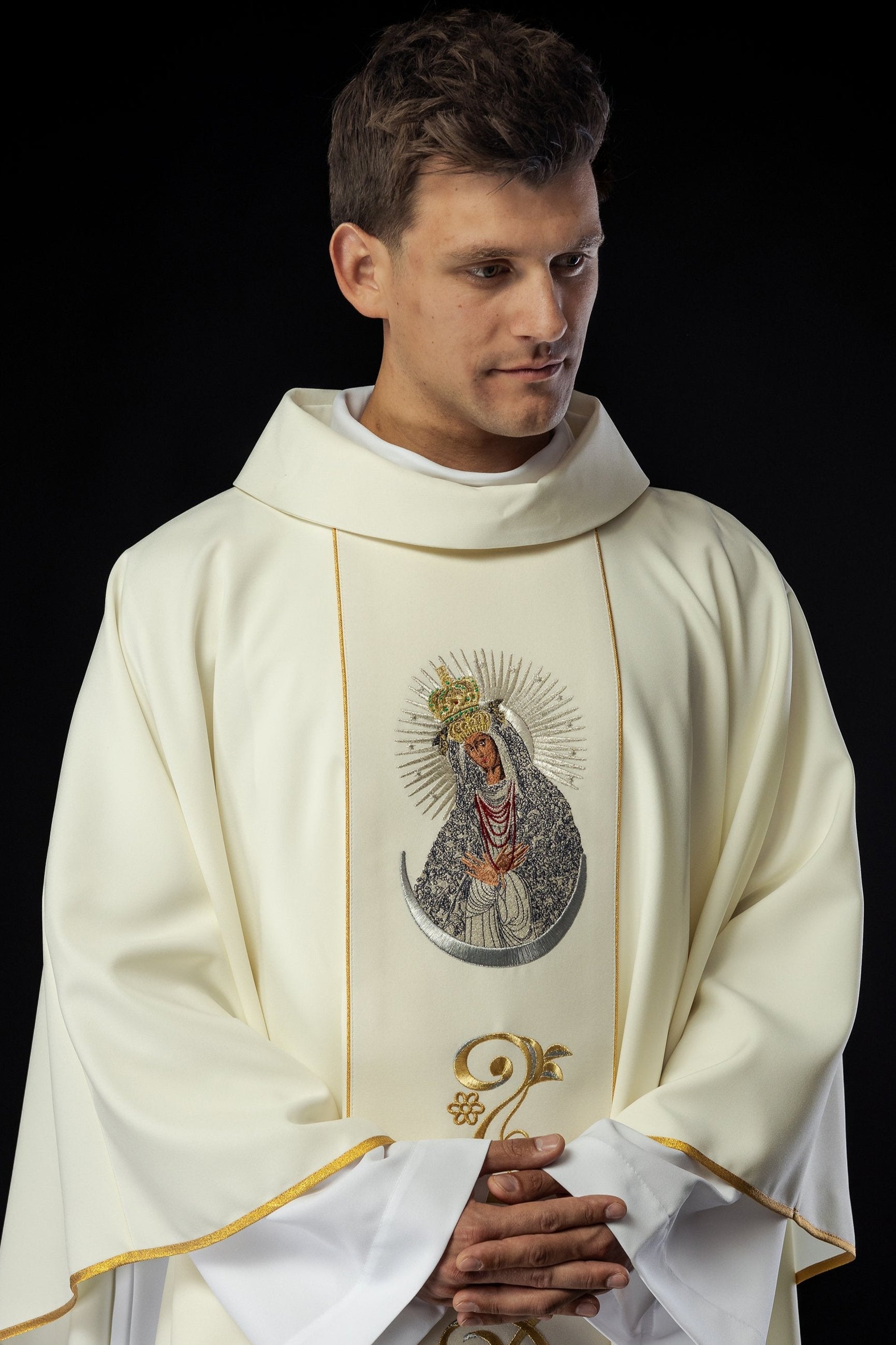 Chasuble brodée à l'effigie de Notre-Dame de la Porte de l'Aurore