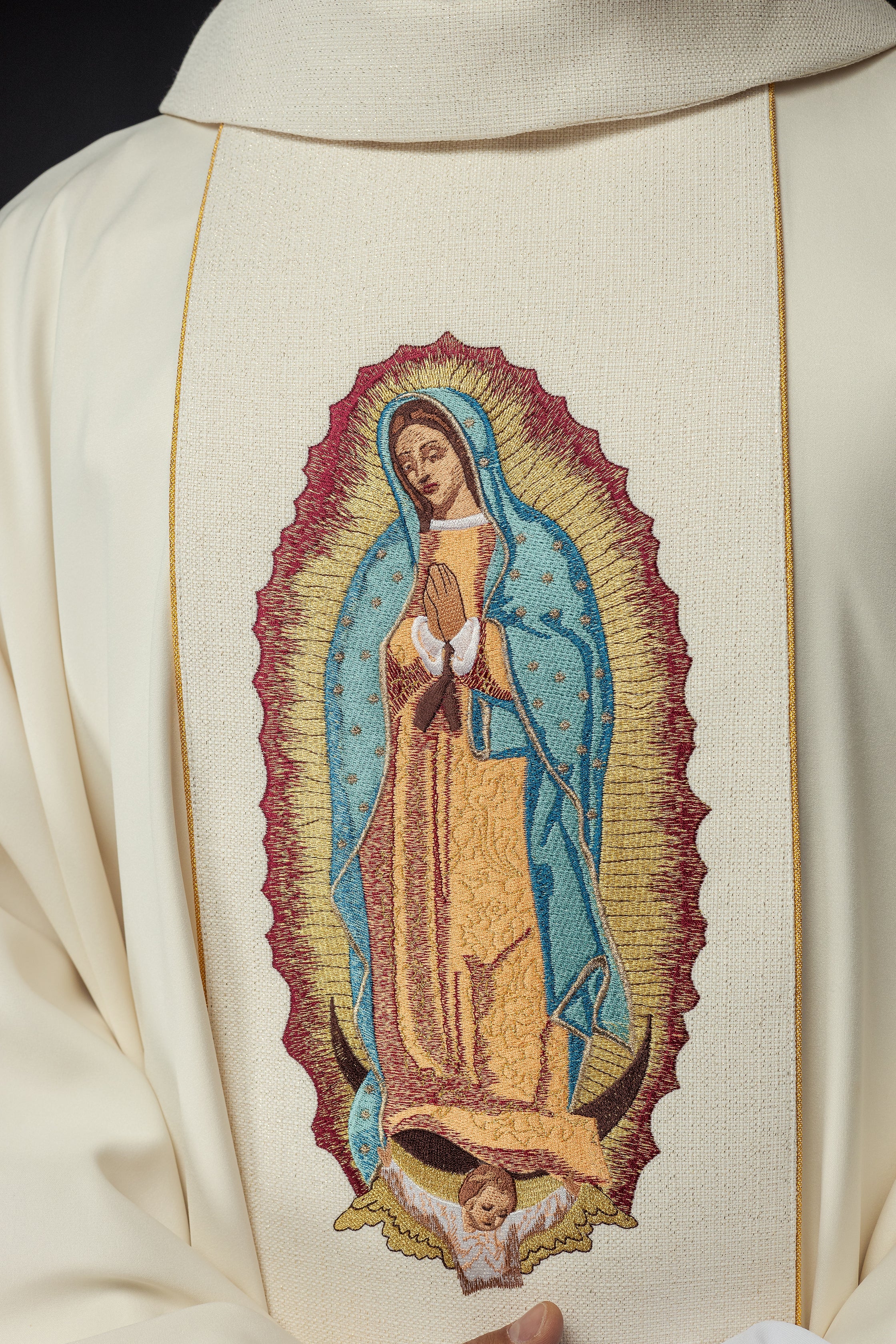 Chasuble brodée à l'effigie de Notre-Dame de Guadalupe