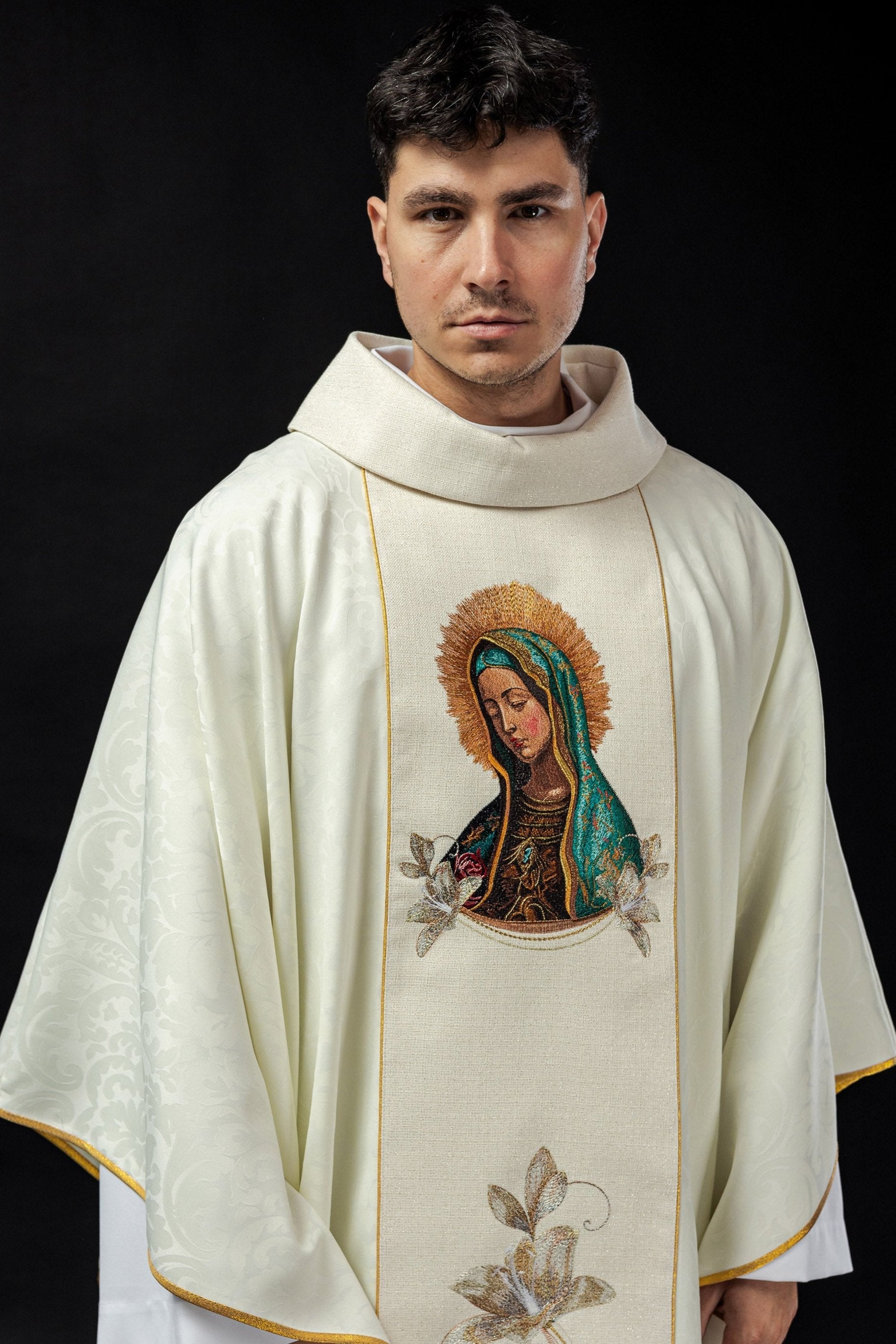 Chasuble brodée à l'effigie de Notre-Dame de Guadalupe