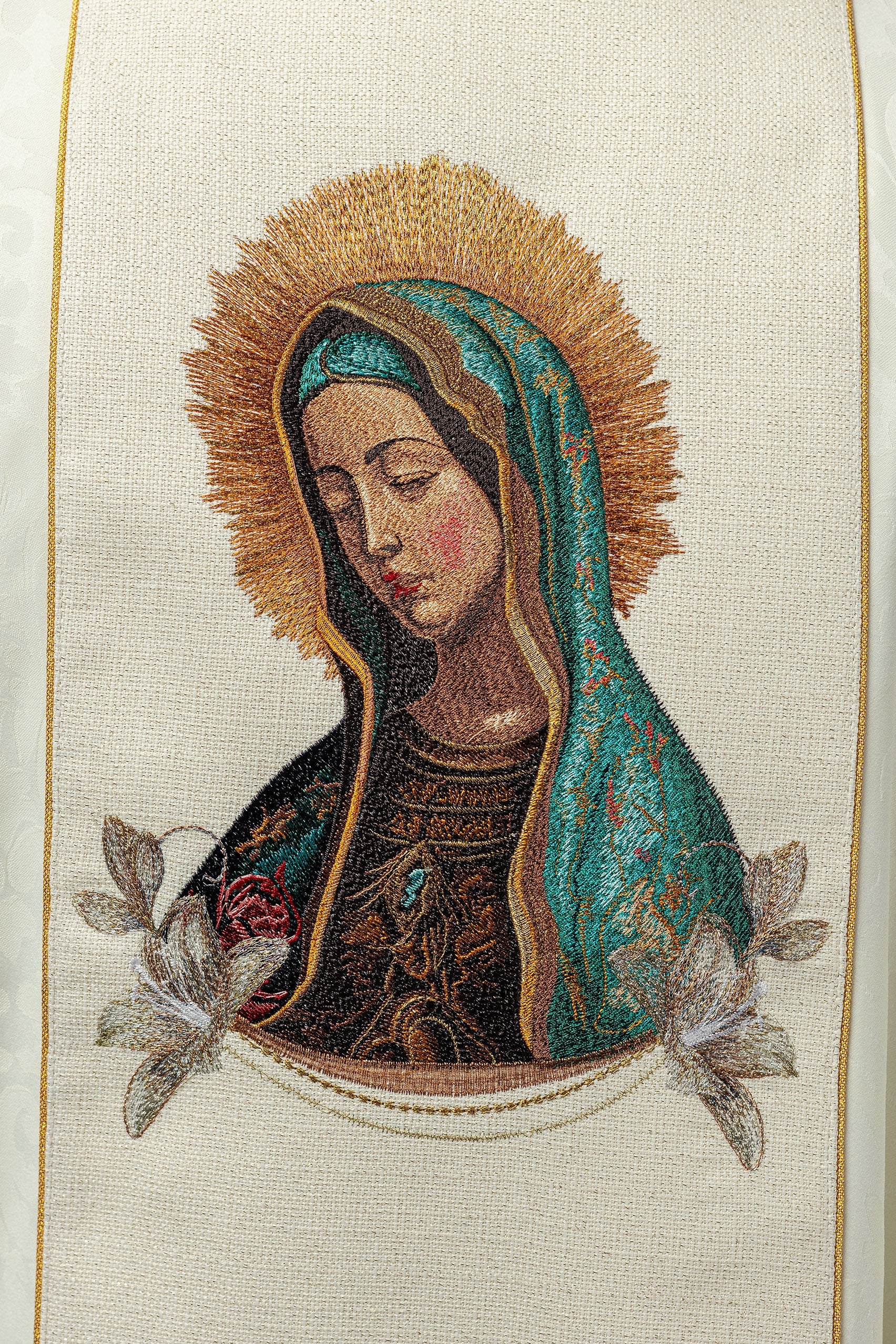 Chasuble brodée à l'effigie de Notre-Dame de Guadalupe