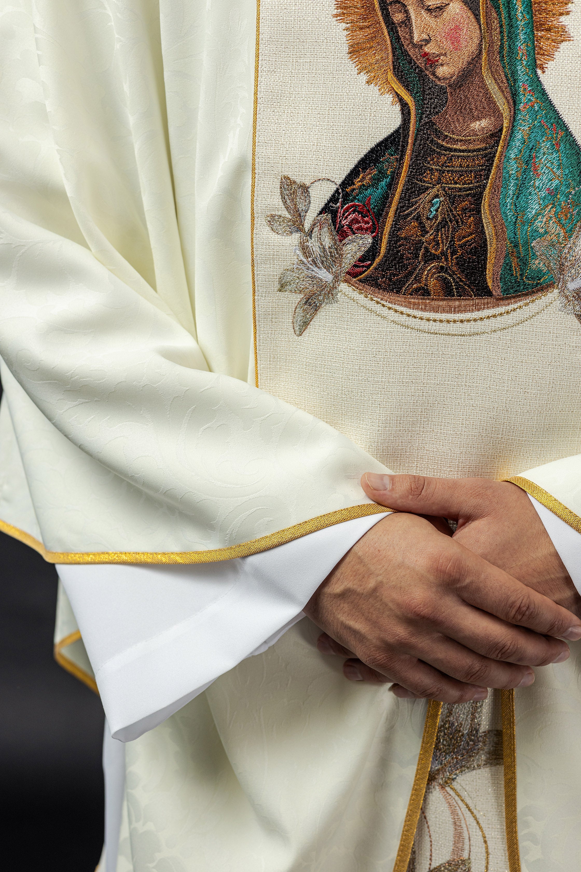 Chasuble brodée à l'effigie de Notre-Dame de Guadalupe