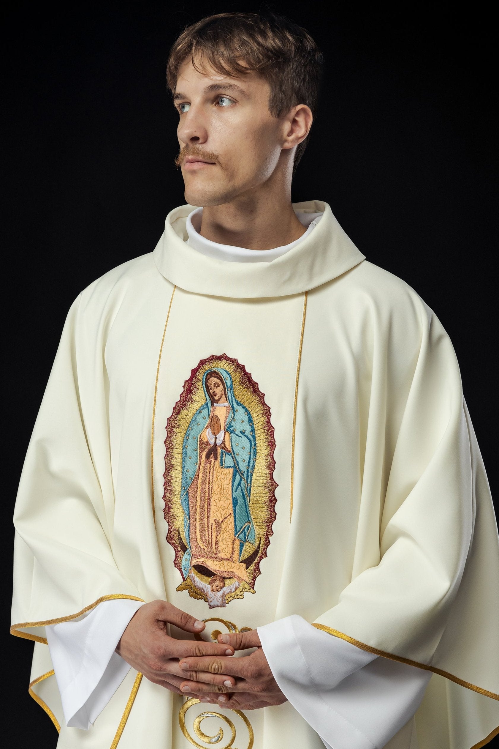 Chasuble brodée à l'effigie de Notre-Dame de Guadalupe