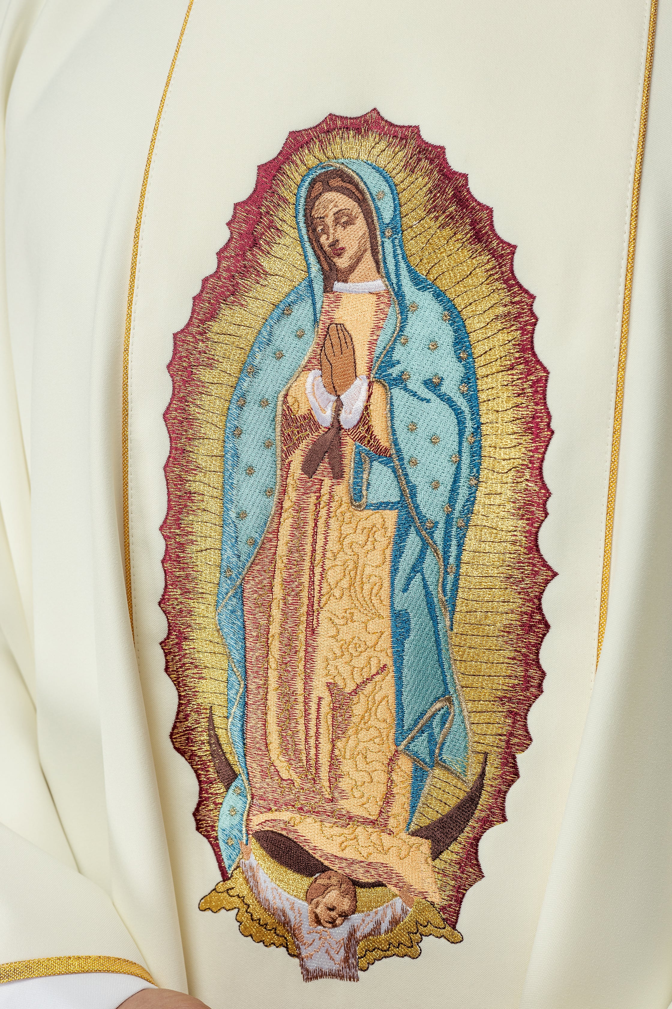 Chasuble brodée à l'effigie de Notre-Dame de Guadalupe