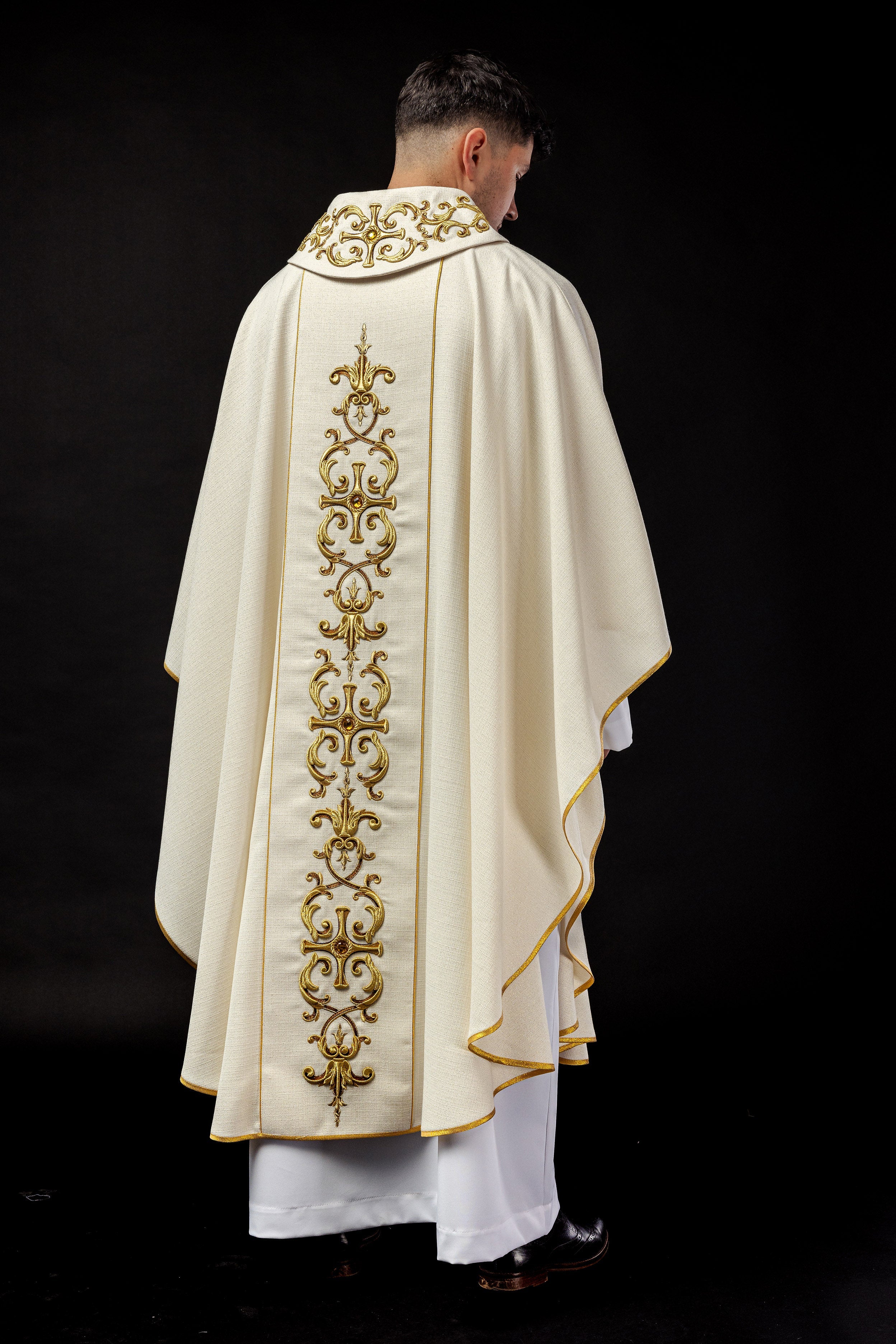 Chasuble brodée à l'effigie de saint Antoine