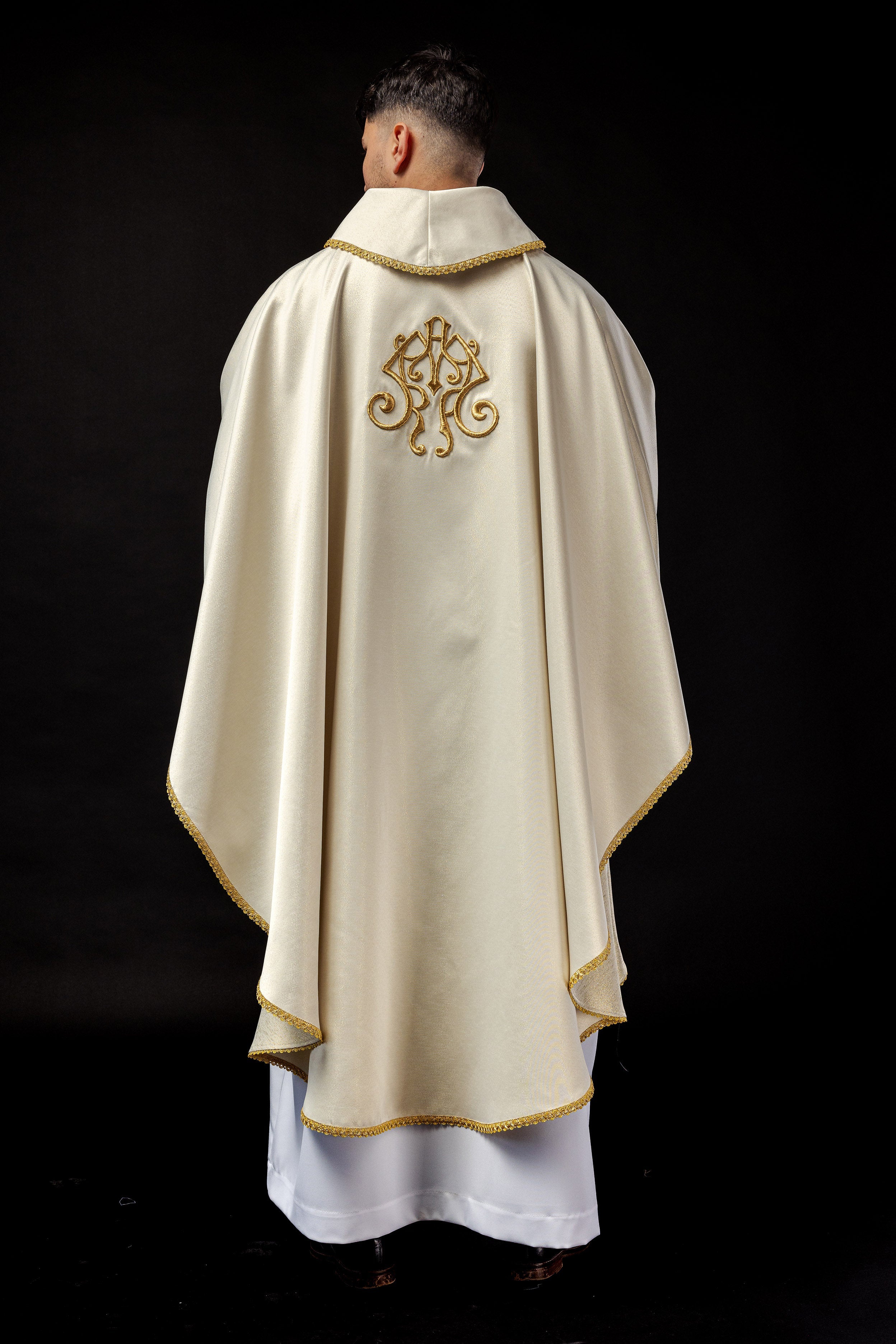 Chasuble brodée à l'effigie de Notre-Dame du Tonnerre