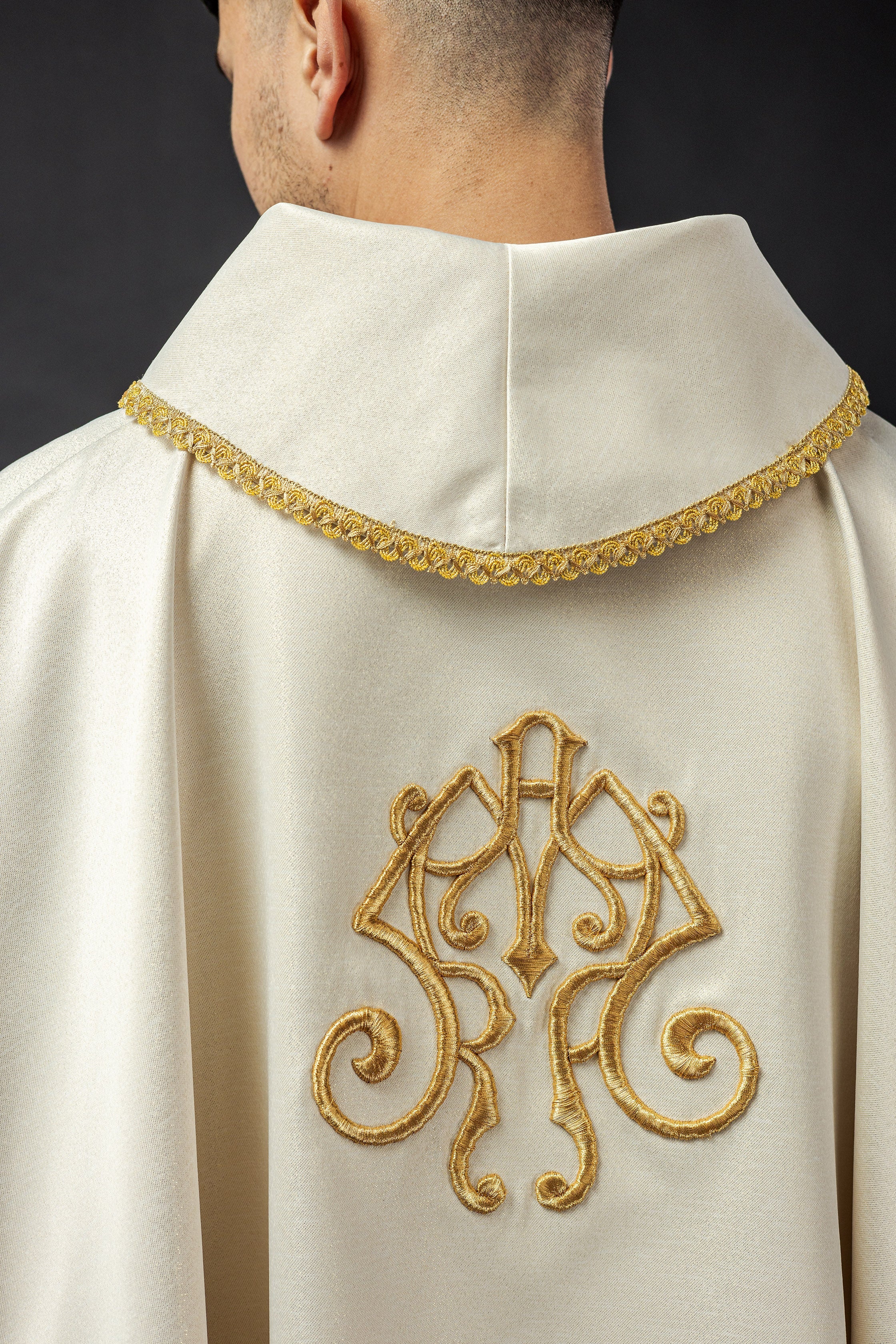 Chasuble brodée à l'effigie de Notre-Dame du Tonnerre