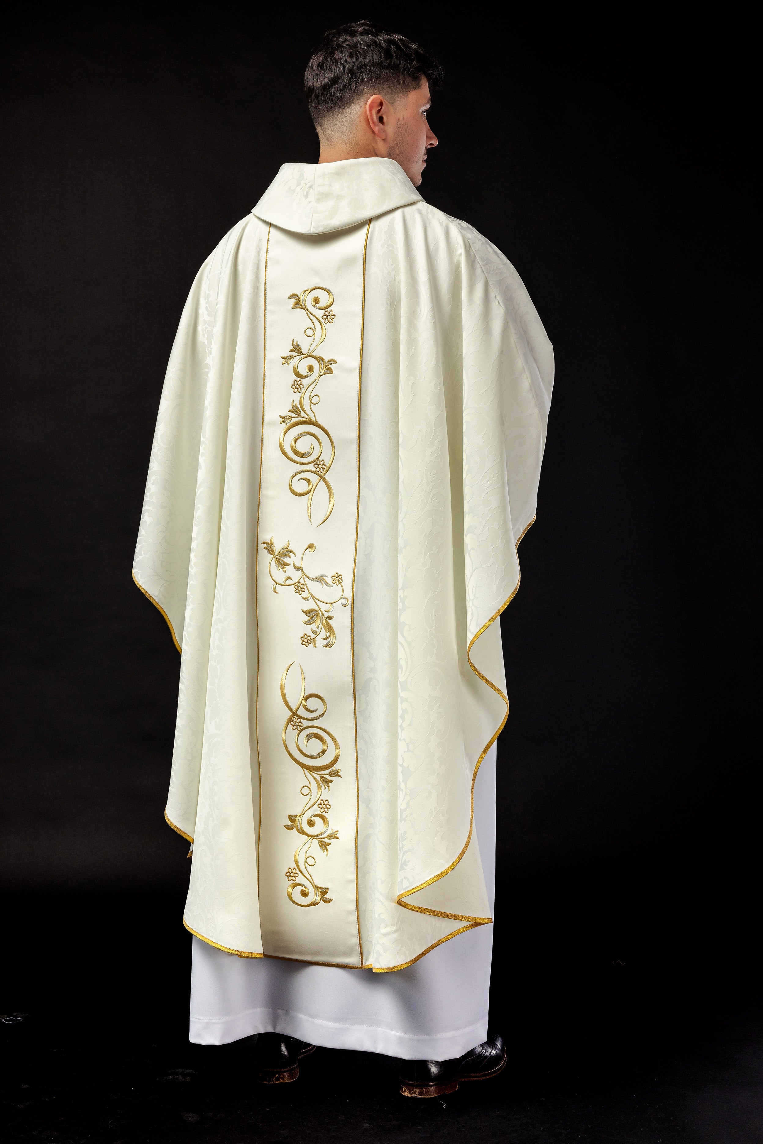 Chasuble brodée à l'effigie de Notre-Dame du Tonnerre