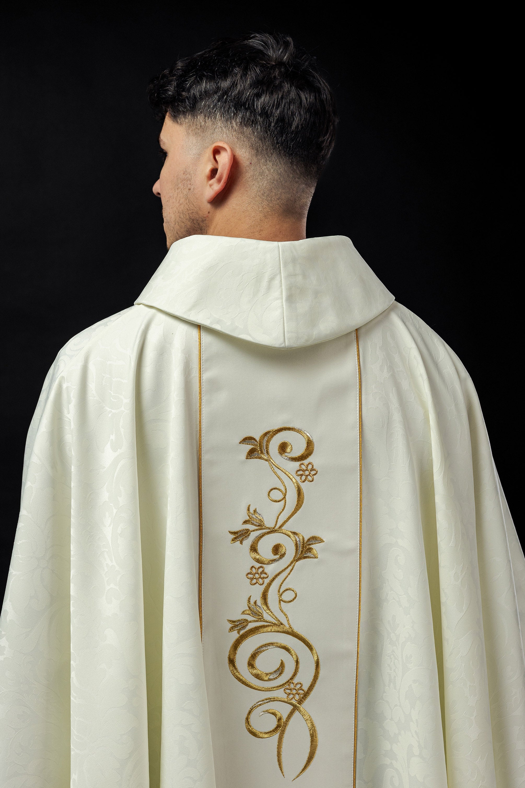 Chasuble brodée à l'effigie de Notre-Dame du Tonnerre