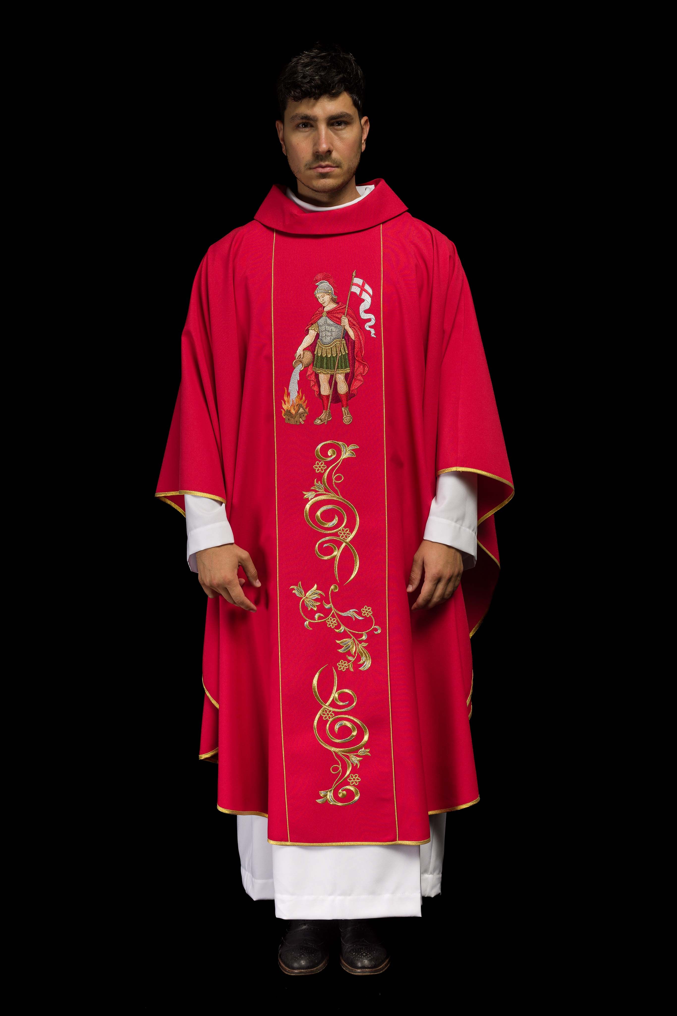Chasuble richement brodée avec l’image de Saint Florian