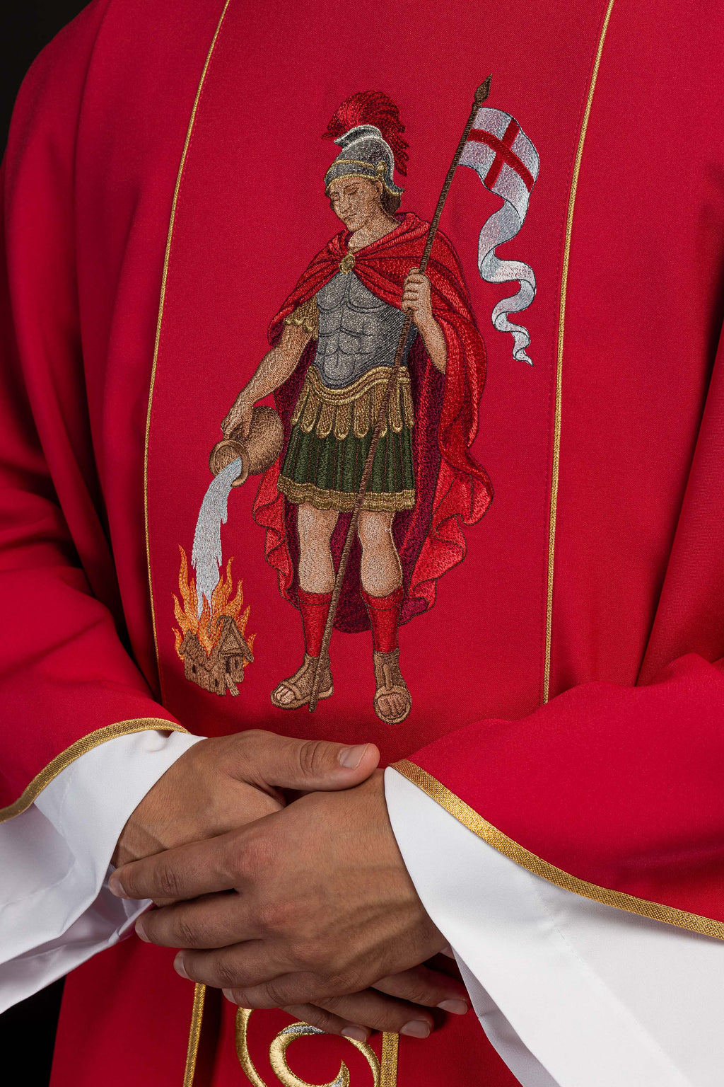 Chasuble richement brodée avec l’image de Saint Florian