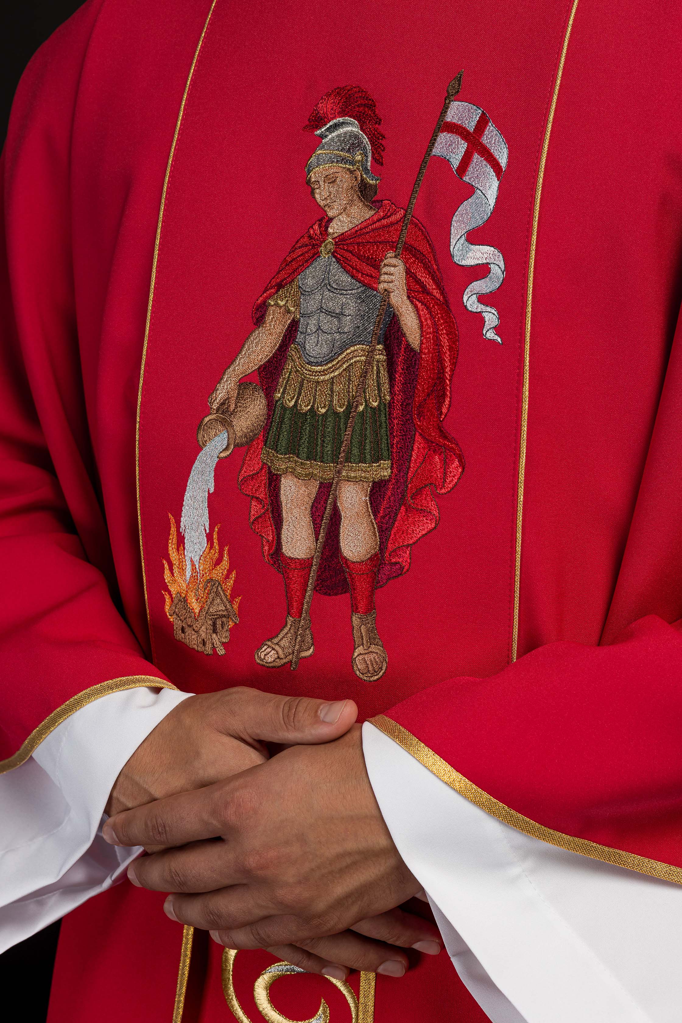 Chasuble richement brodée avec l’image de Saint Florian