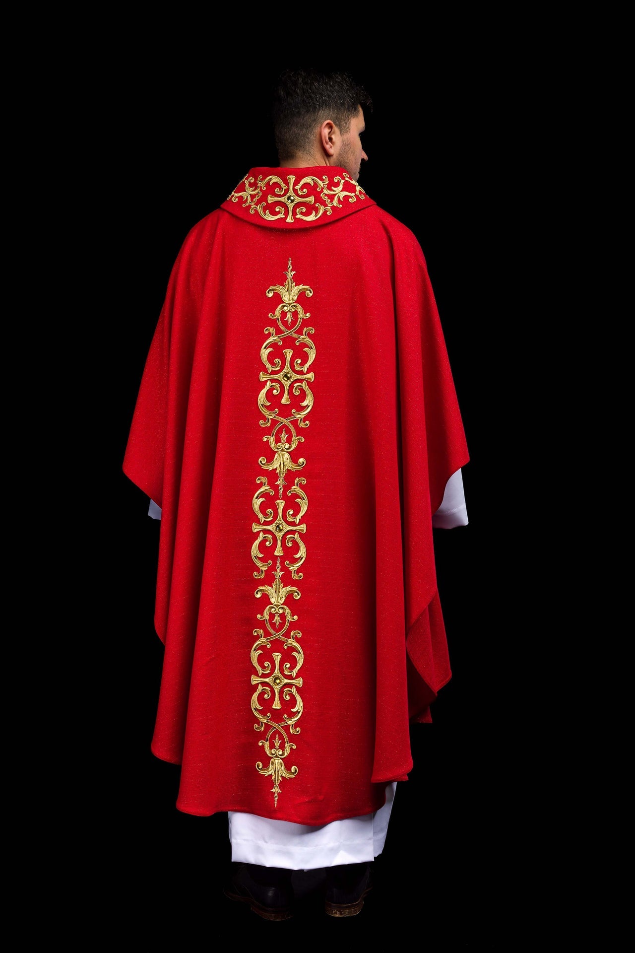 Chasuble richement brodée avec l’image de saint Paul rouge