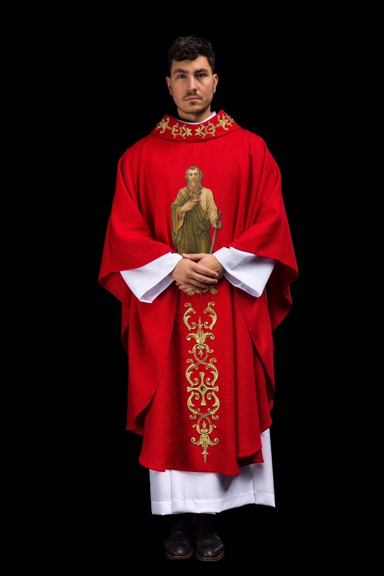 Chasuble richement brodée avec l’image de saint Paul rouge