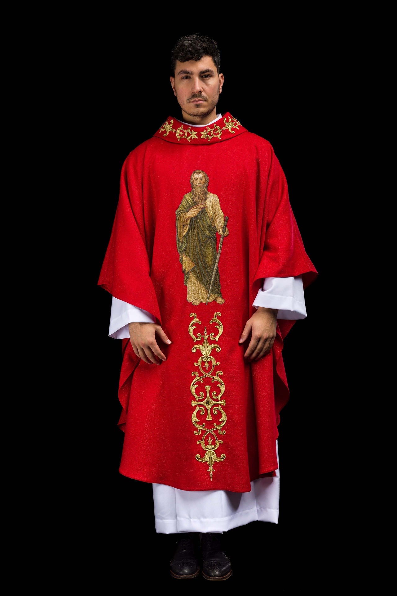 Chasuble richement brodée avec l’image de saint Paul rouge