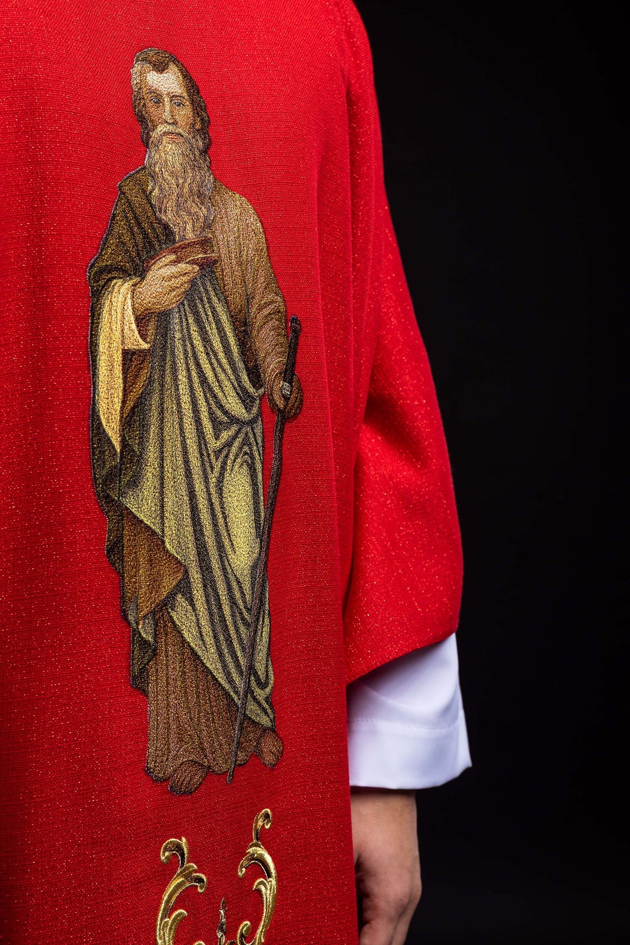 Chasuble richement brodée avec l’image de saint Paul rouge