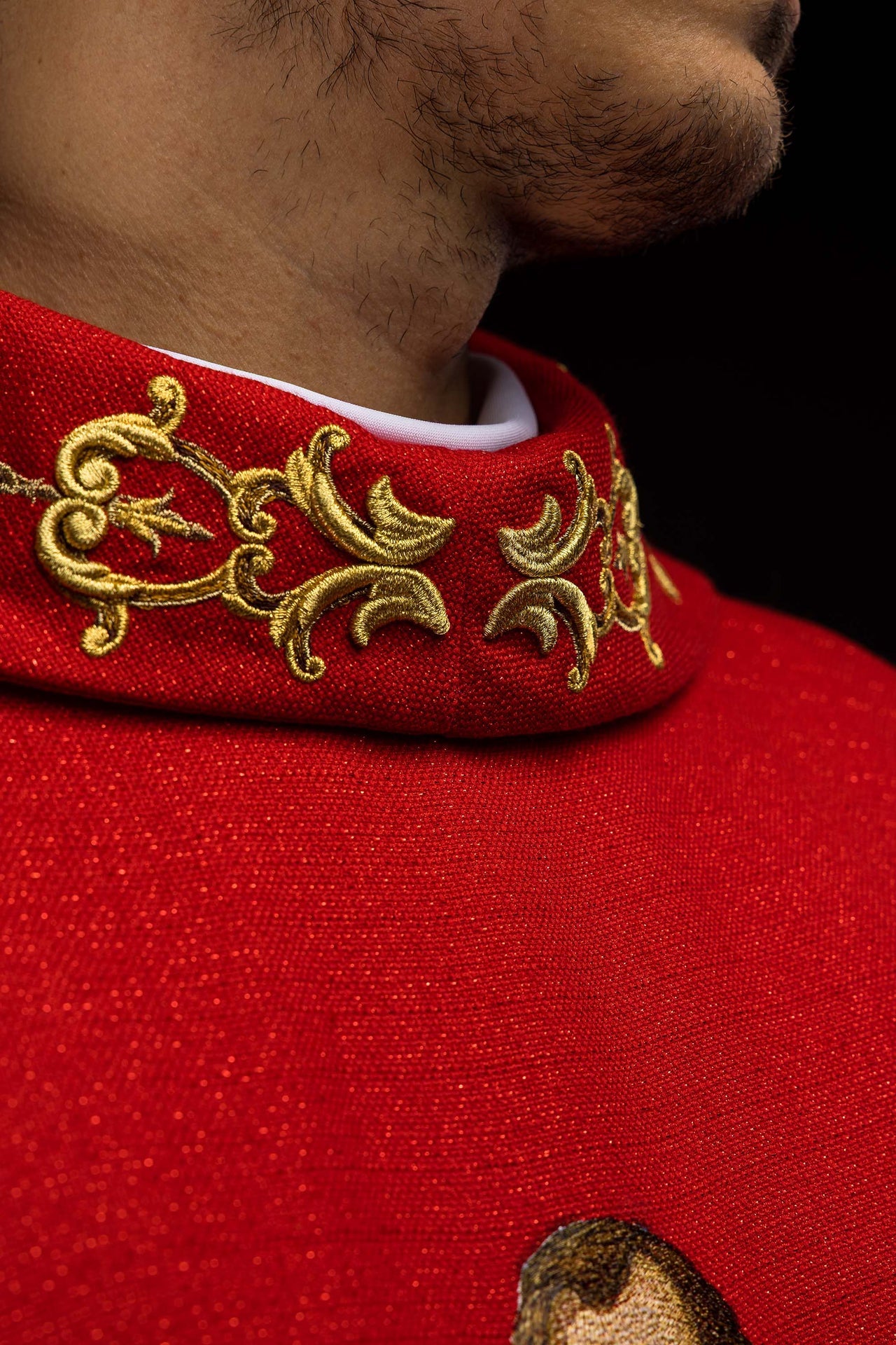 Chasuble richement brodée avec l’image de saint Paul rouge