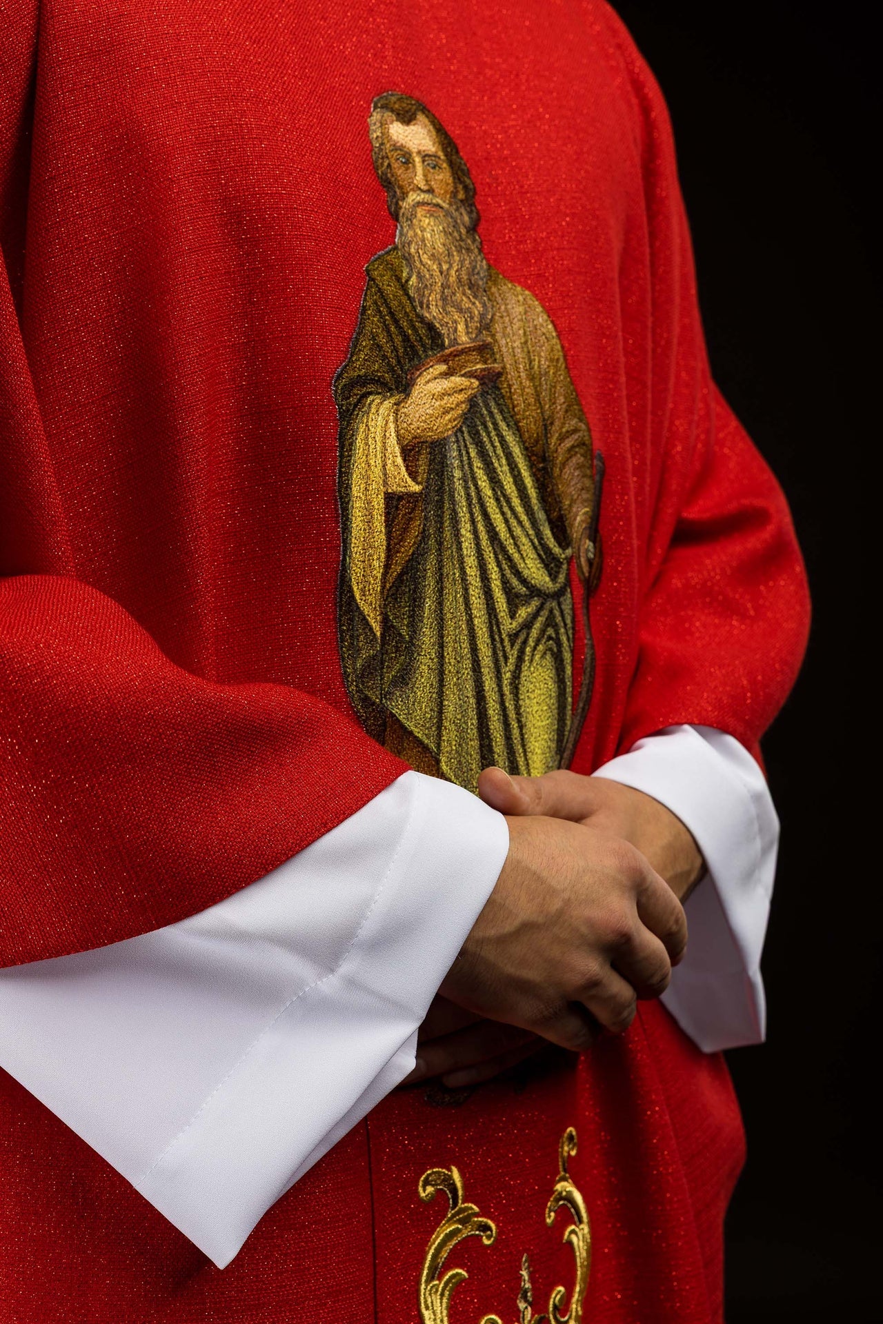 Chasuble richement brodée avec l’image de saint Paul rouge