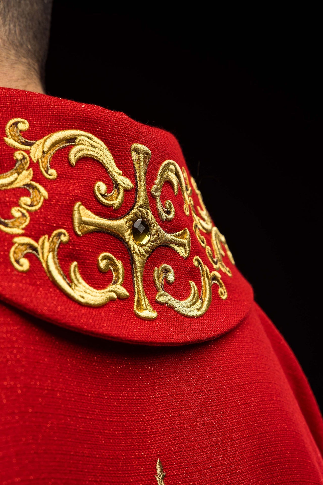 Chasuble richement brodée avec l’image de saint Paul rouge