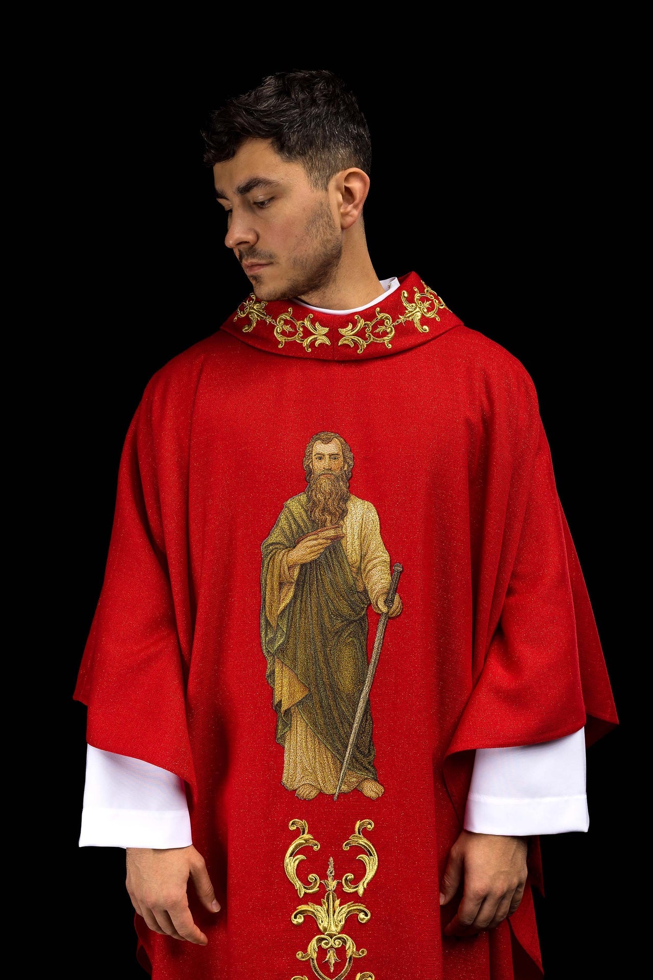 Chasuble richement brodée avec l’image de saint Paul rouge