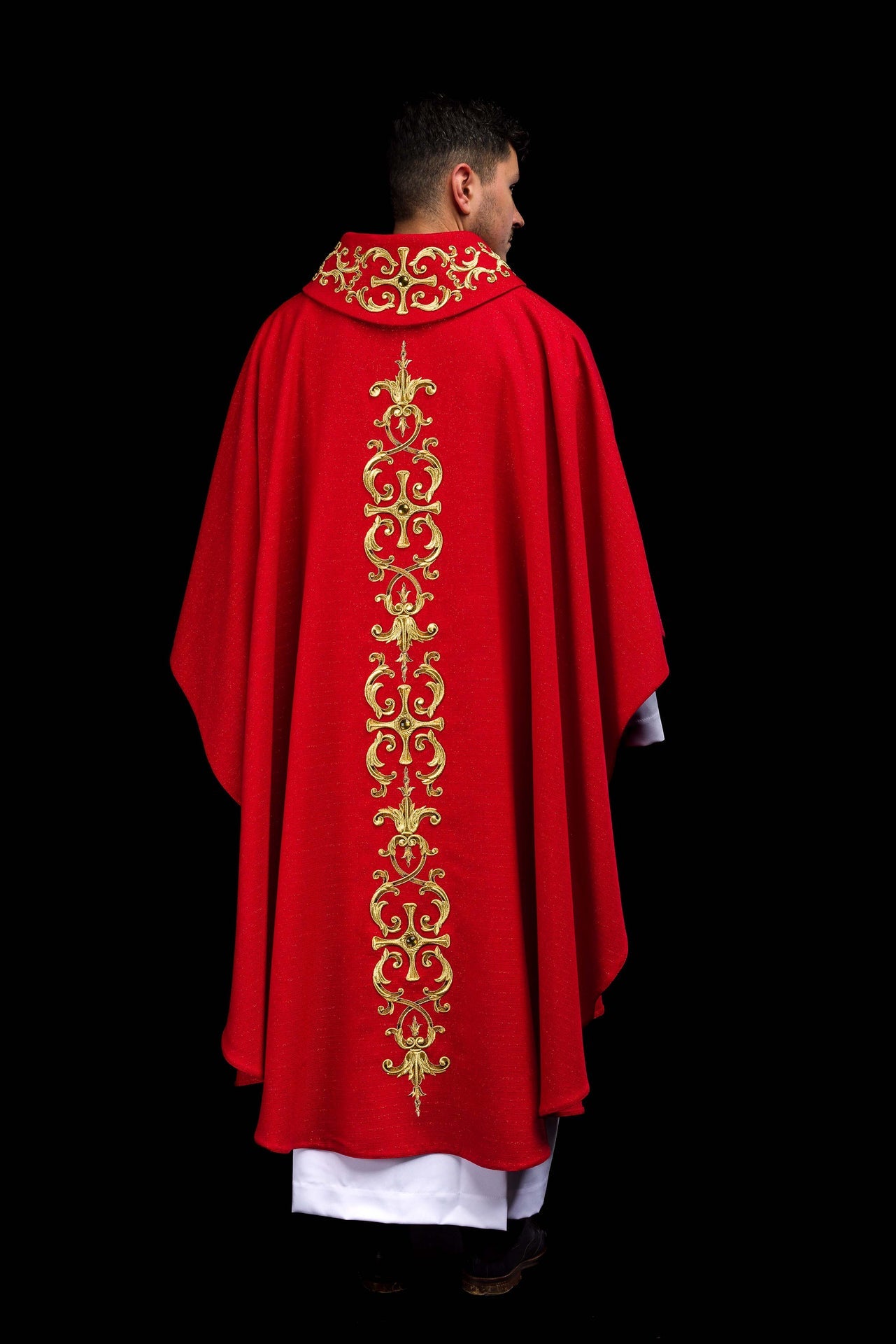 Chasuble richement brodée avec l’image de saint Pierre rouge