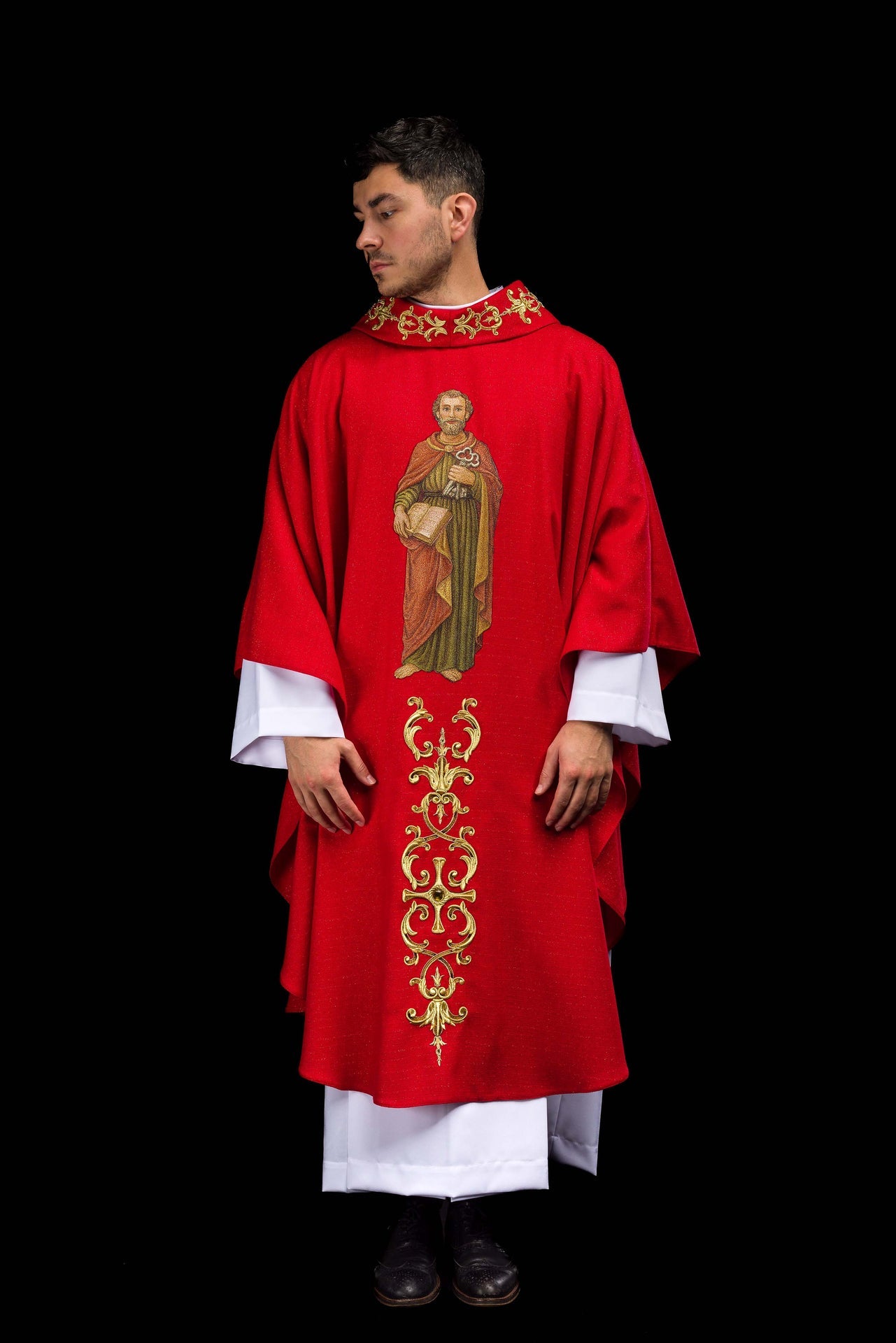 Chasuble richement brodée avec l’image de saint Pierre rouge