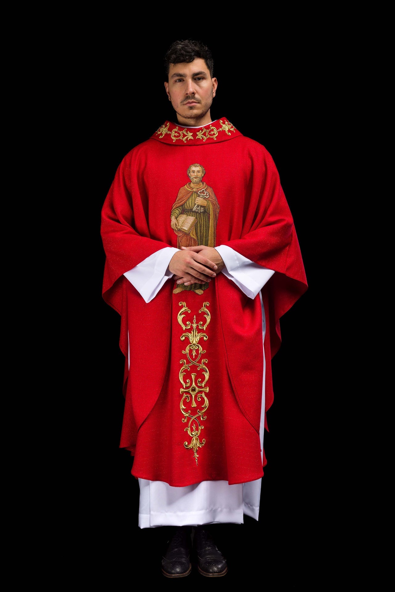 Chasuble richement brodée avec l’image de saint Pierre rouge