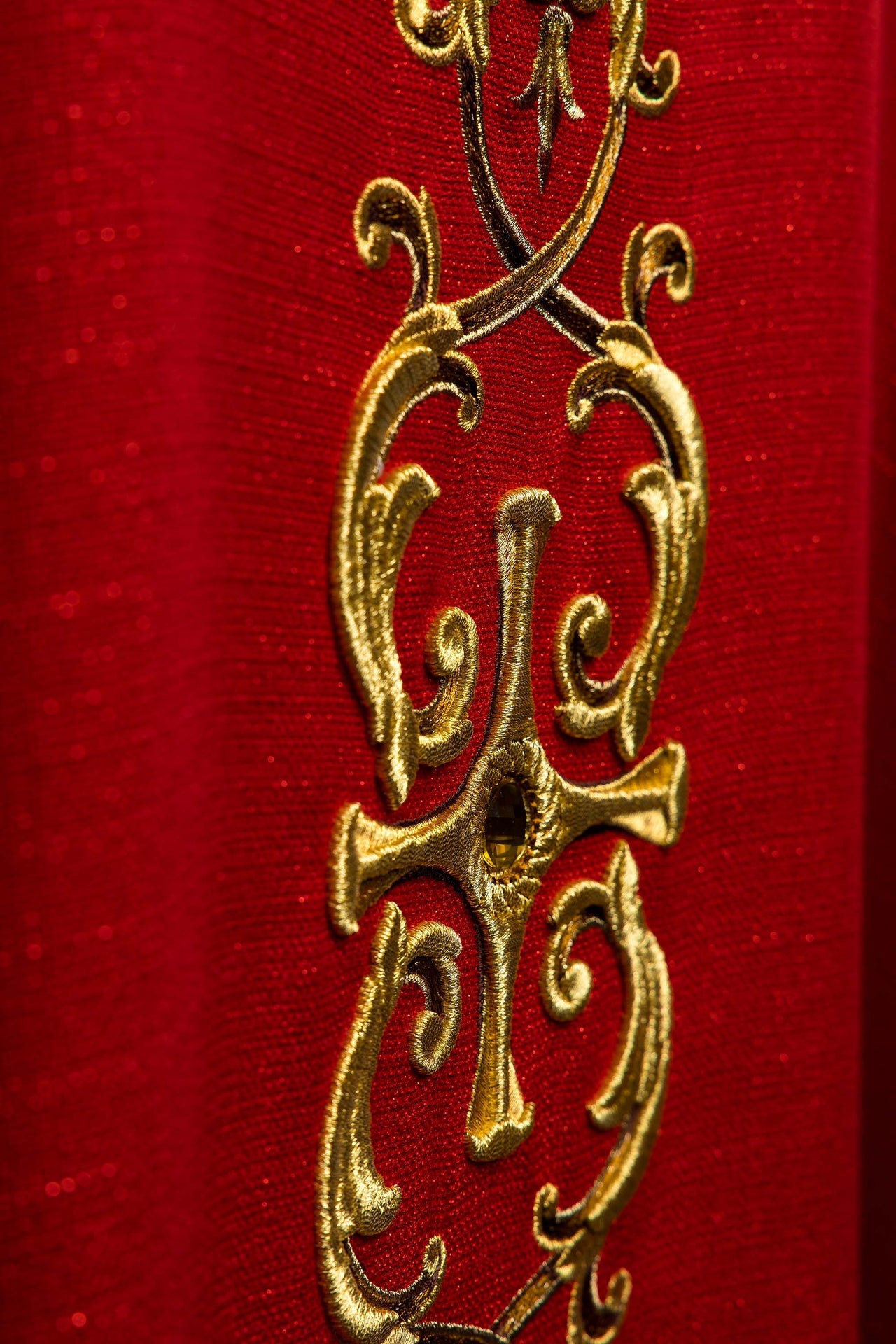 Chasuble richement brodée avec l’image de saint Pierre rouge