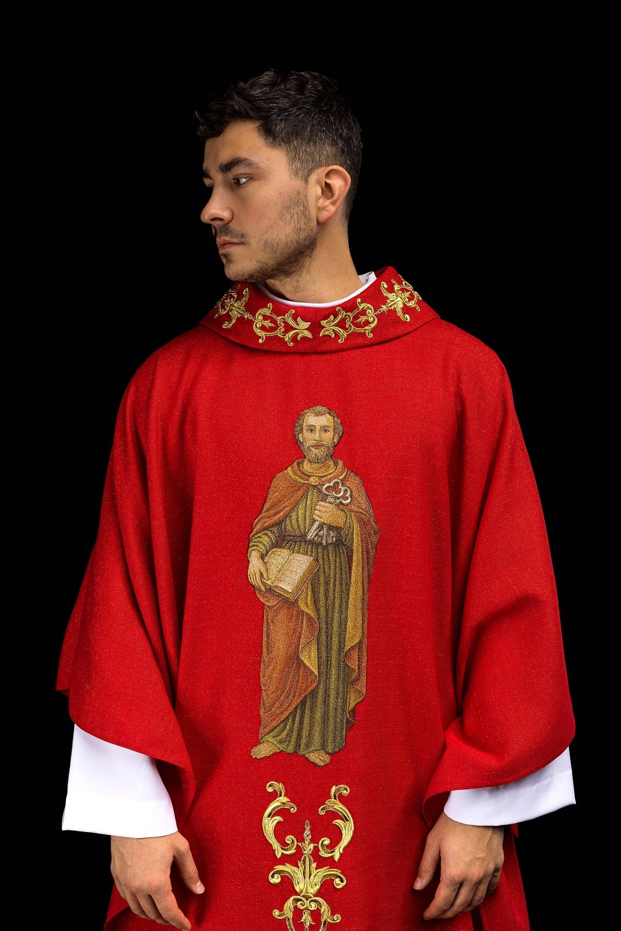 Chasuble richement brodée avec l’image de saint Pierre rouge
