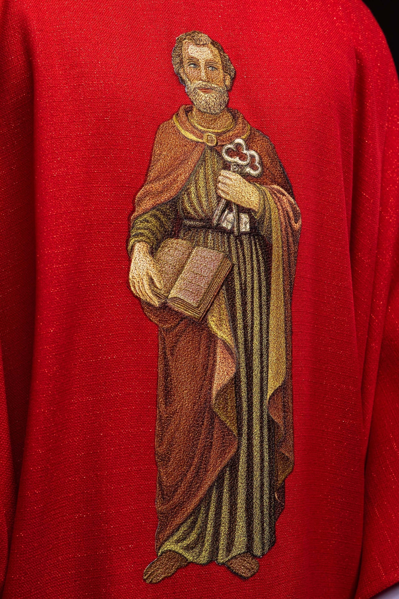 Chasuble richement brodée avec l’image de saint Pierre rouge