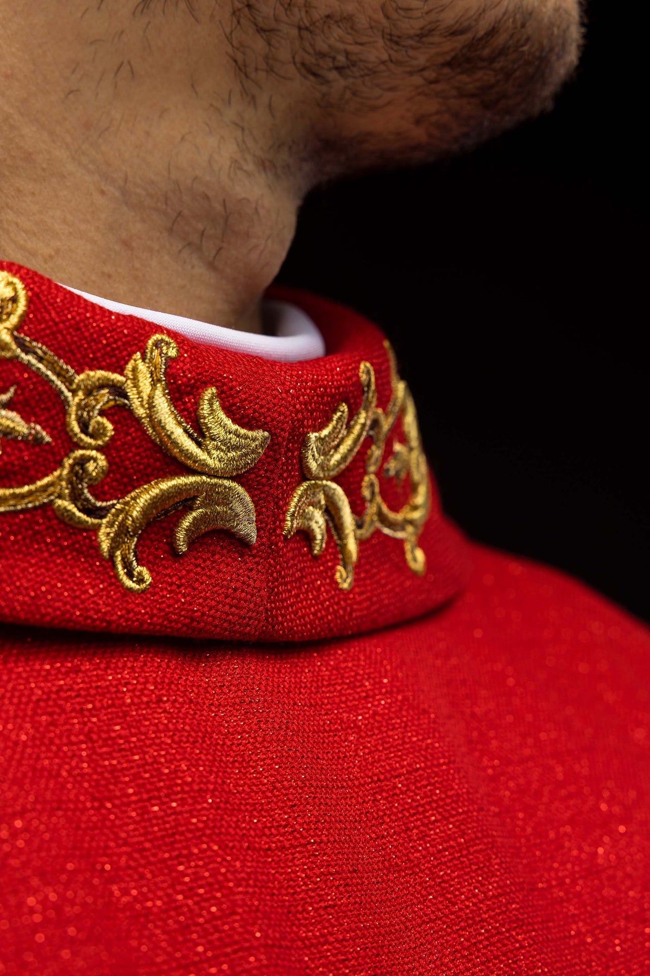 Chasuble richement brodée avec l’image de saint Pierre rouge