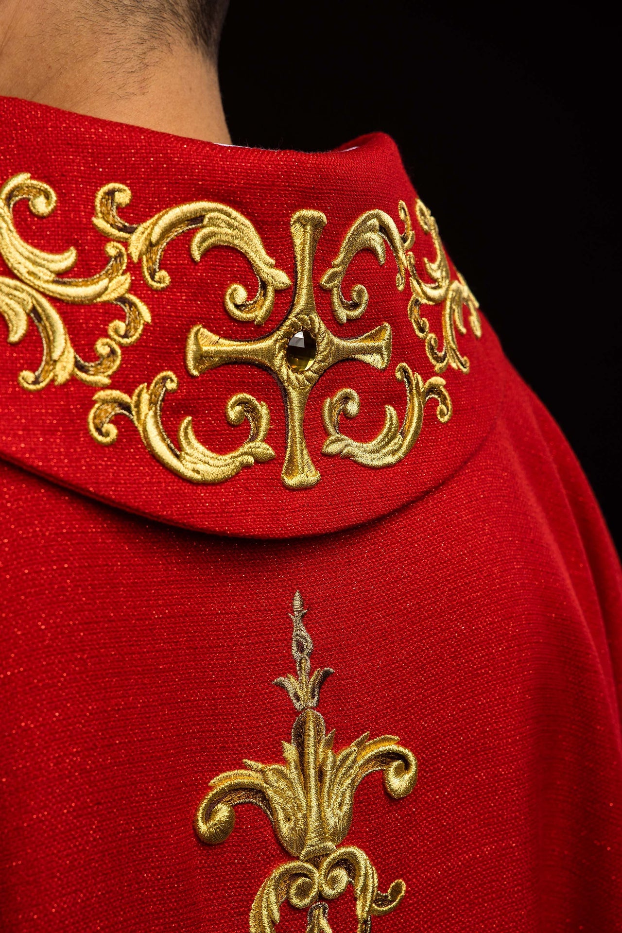 Chasuble richement brodée avec l’image de saint Pierre rouge