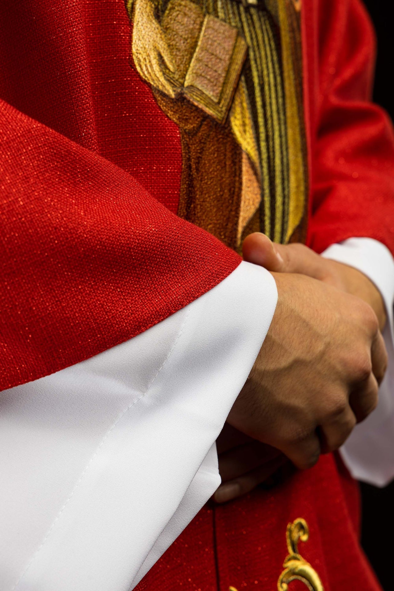 Chasuble richement brodée avec l’image de saint Pierre rouge