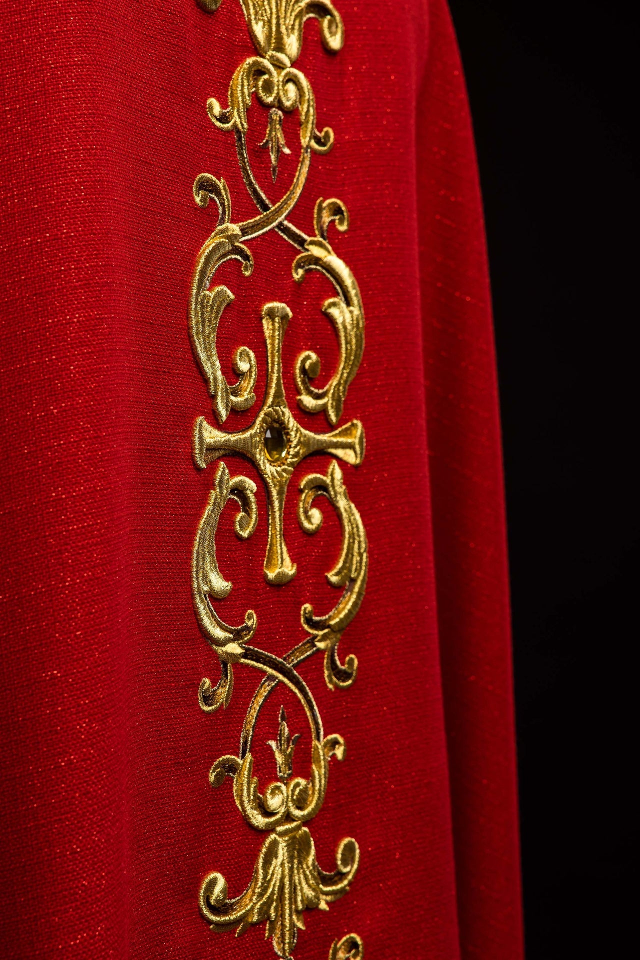 Chasuble richement brodée avec l’image de saint Paul rouge