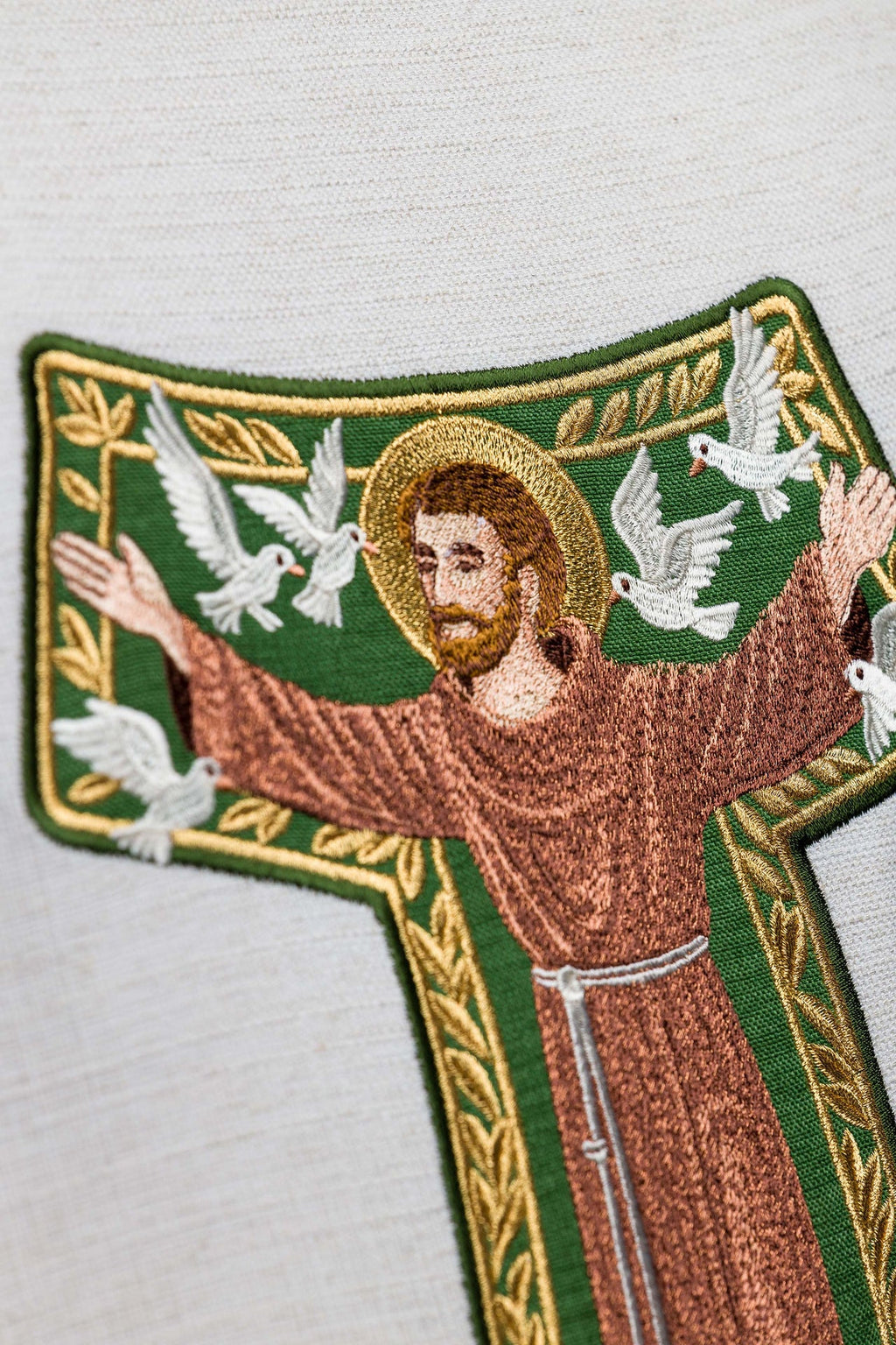 Chasuble brodée avec l’image de Saint François
