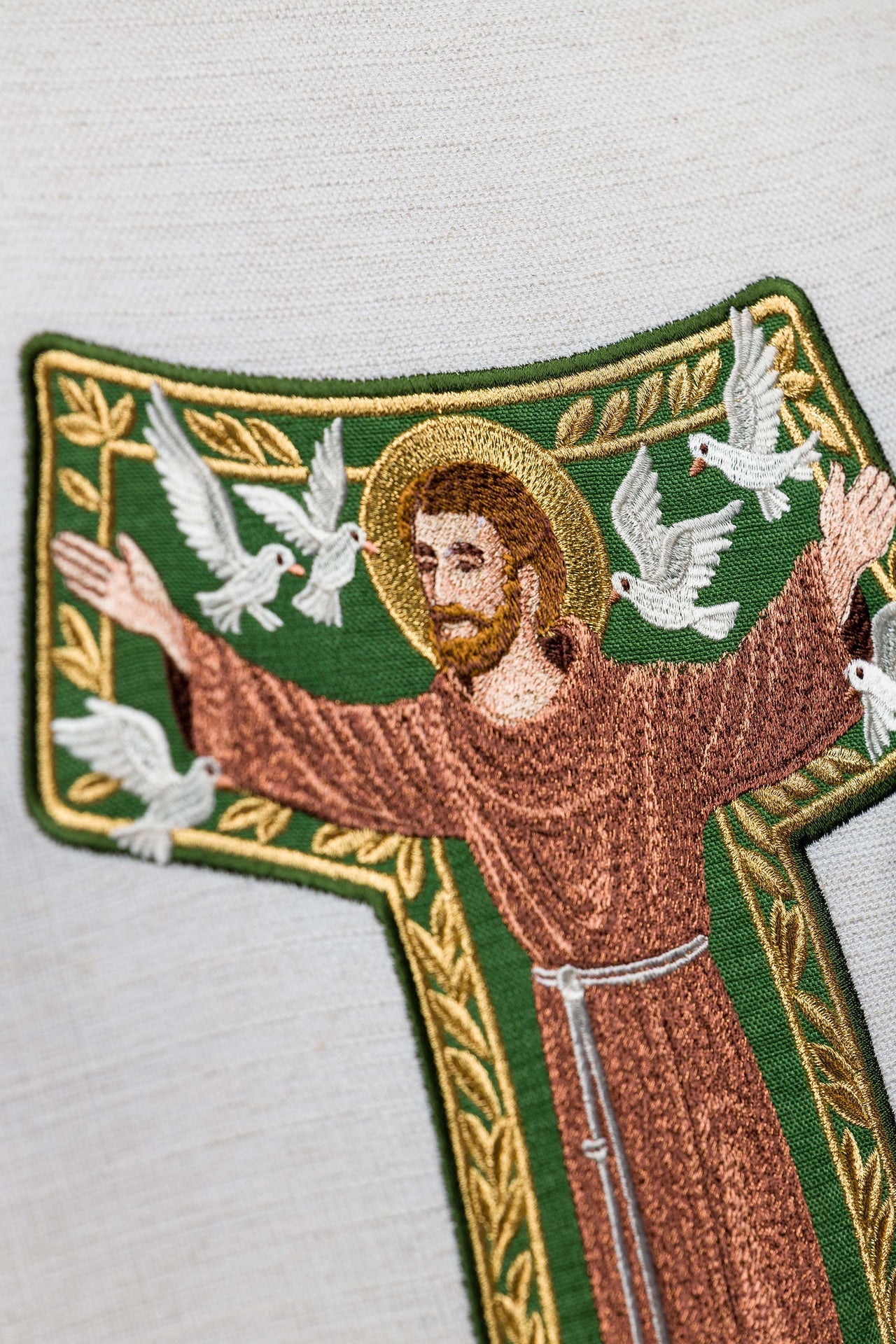 Chasuble brodée avec l’image de Saint François