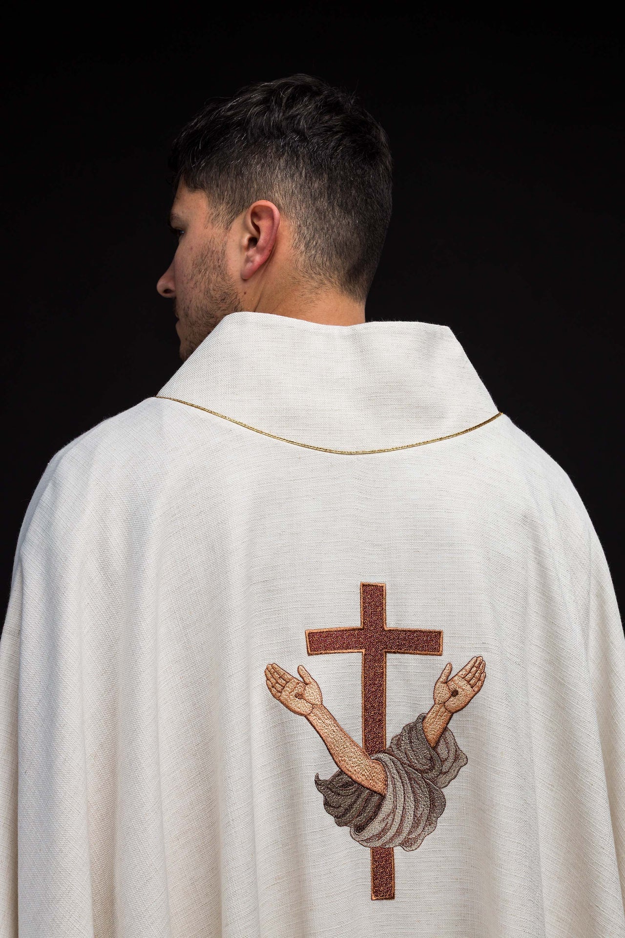 Chasuble brodée avec l’image de Saint François