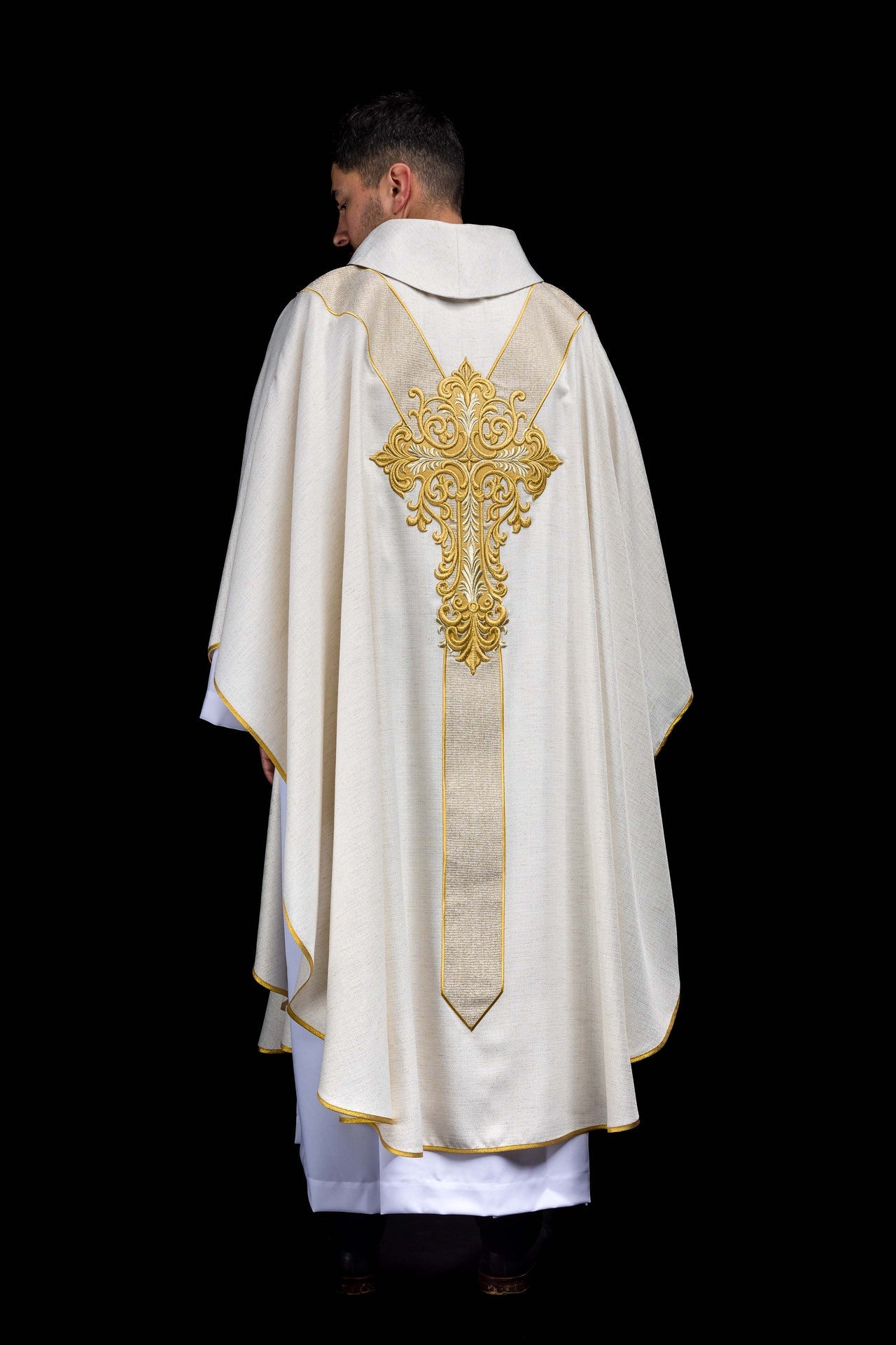 Chasuble brodée avec l’image de Jésus Miséricordieux ecru