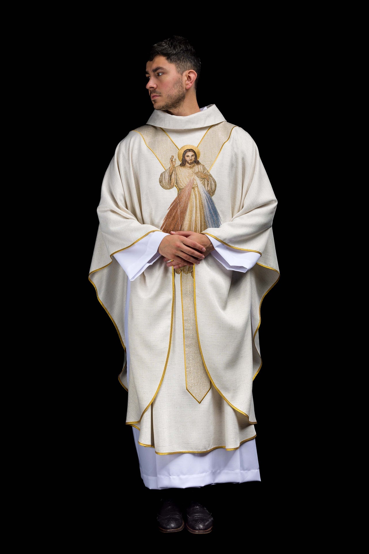 Chasuble brodée avec l’image de Jésus Miséricordieux ecru