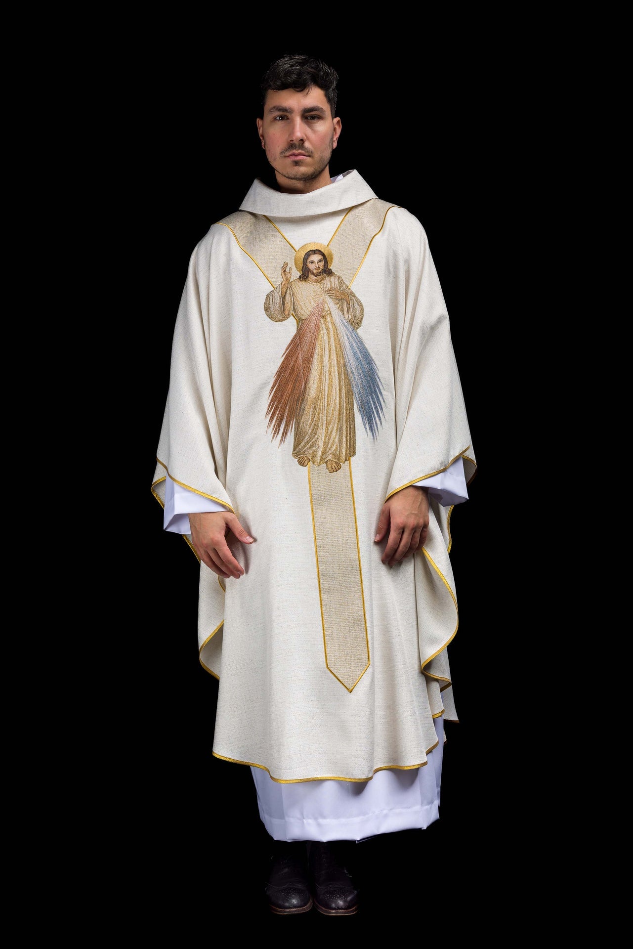 Chasuble brodée avec l’image de Jésus Miséricordieux ecru