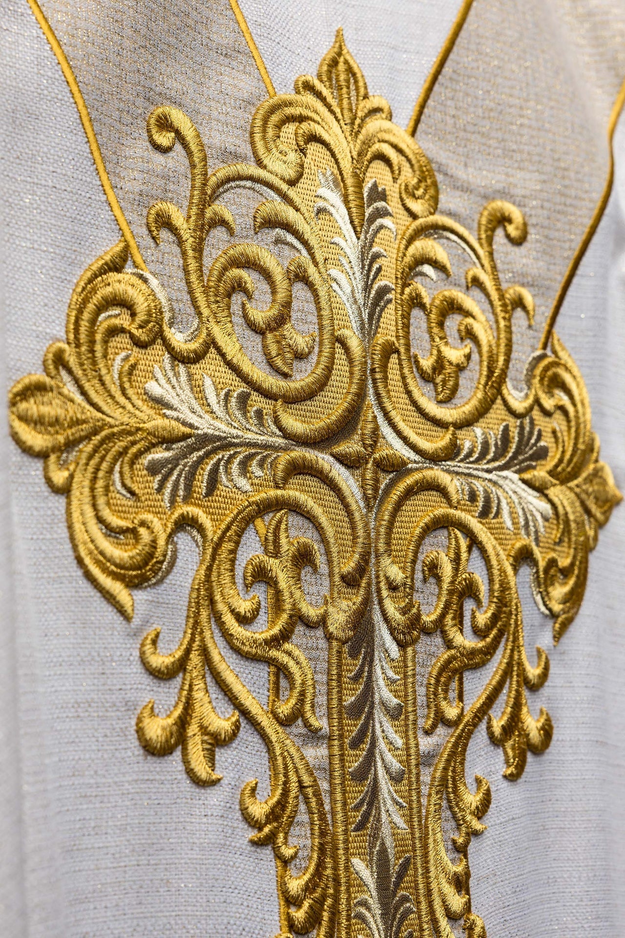 Chasuble brodée avec l’image de Jésus Miséricordieux ecru