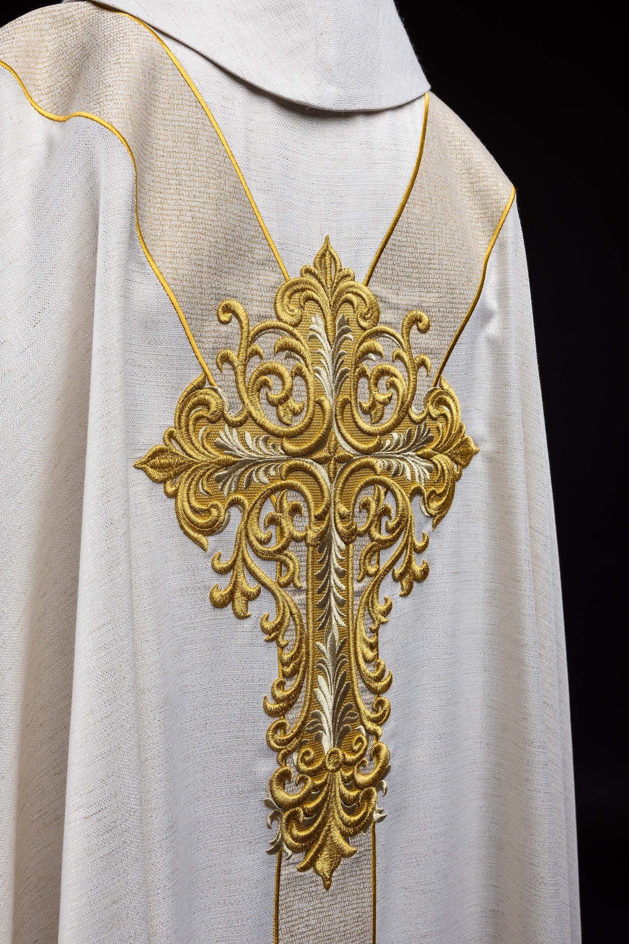 Chasuble brodée avec l’image de Jésus Miséricordieux ecru