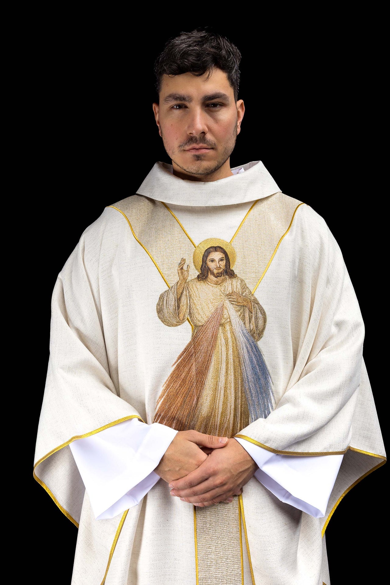 Chasuble brodée avec l’image de Jésus Miséricordieux ecru