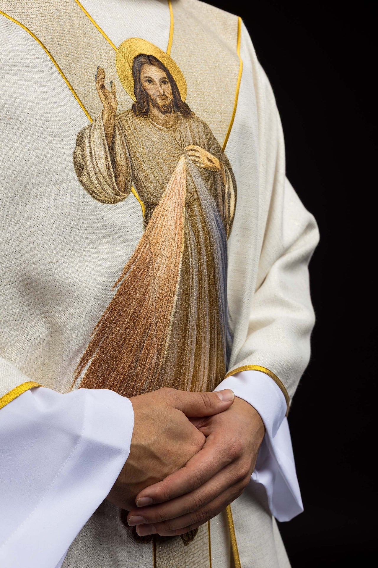 Chasuble brodée avec l’image de Jésus Miséricordieux ecru