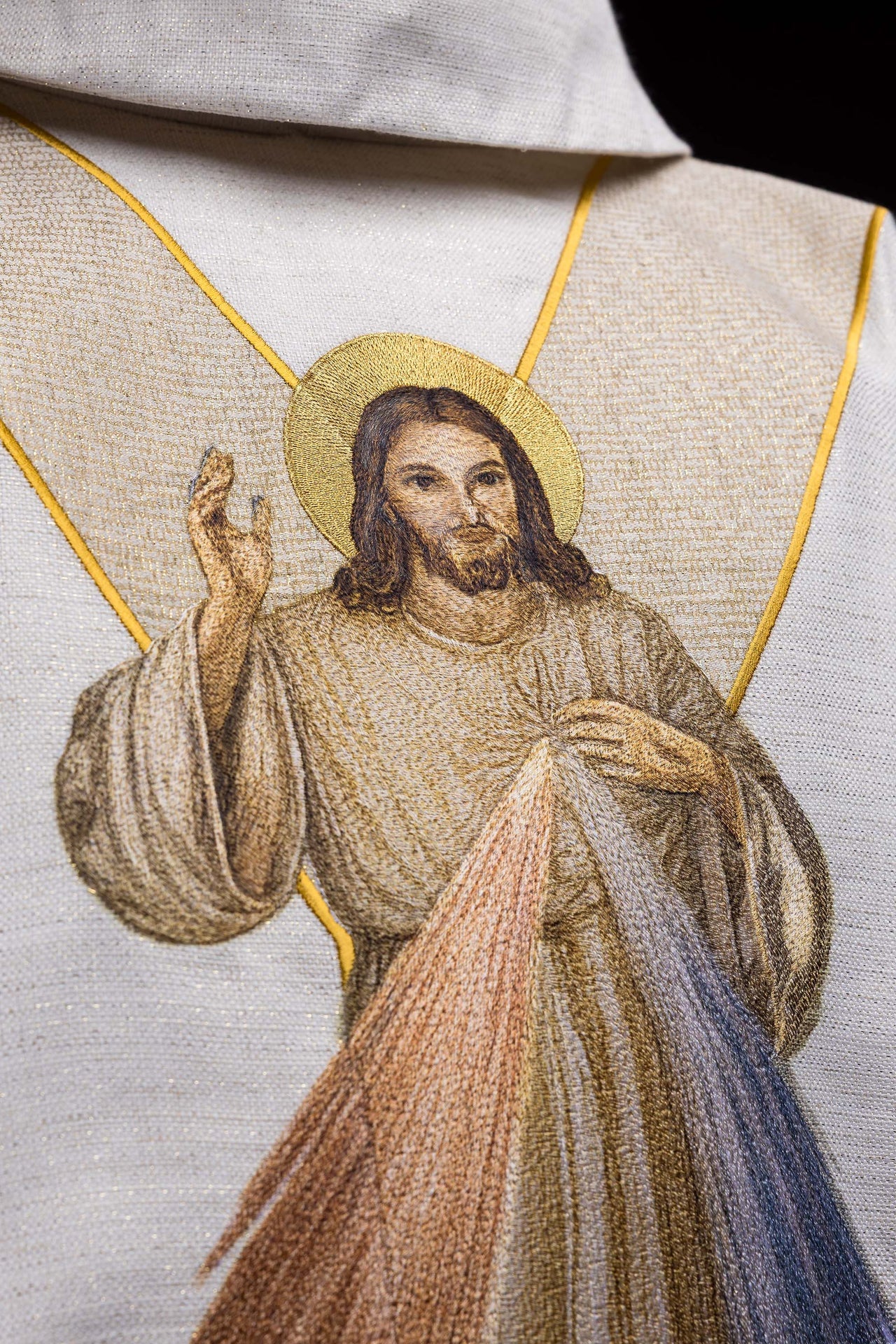Chasuble brodée avec l’image de Jésus Miséricordieux ecru